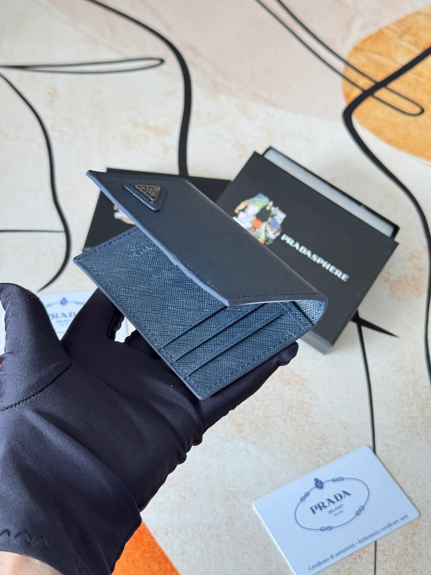 💰120💰prada cross pattern unisex card holder, can be placed in pockets, bags, and can be held in hand, made of cross pattern imported calfskin, pocket card holder, can hold change, 6 card slots, simple and elegant fashion trend. Model 2MC101, color as shown in the picture, size 11×7cm,