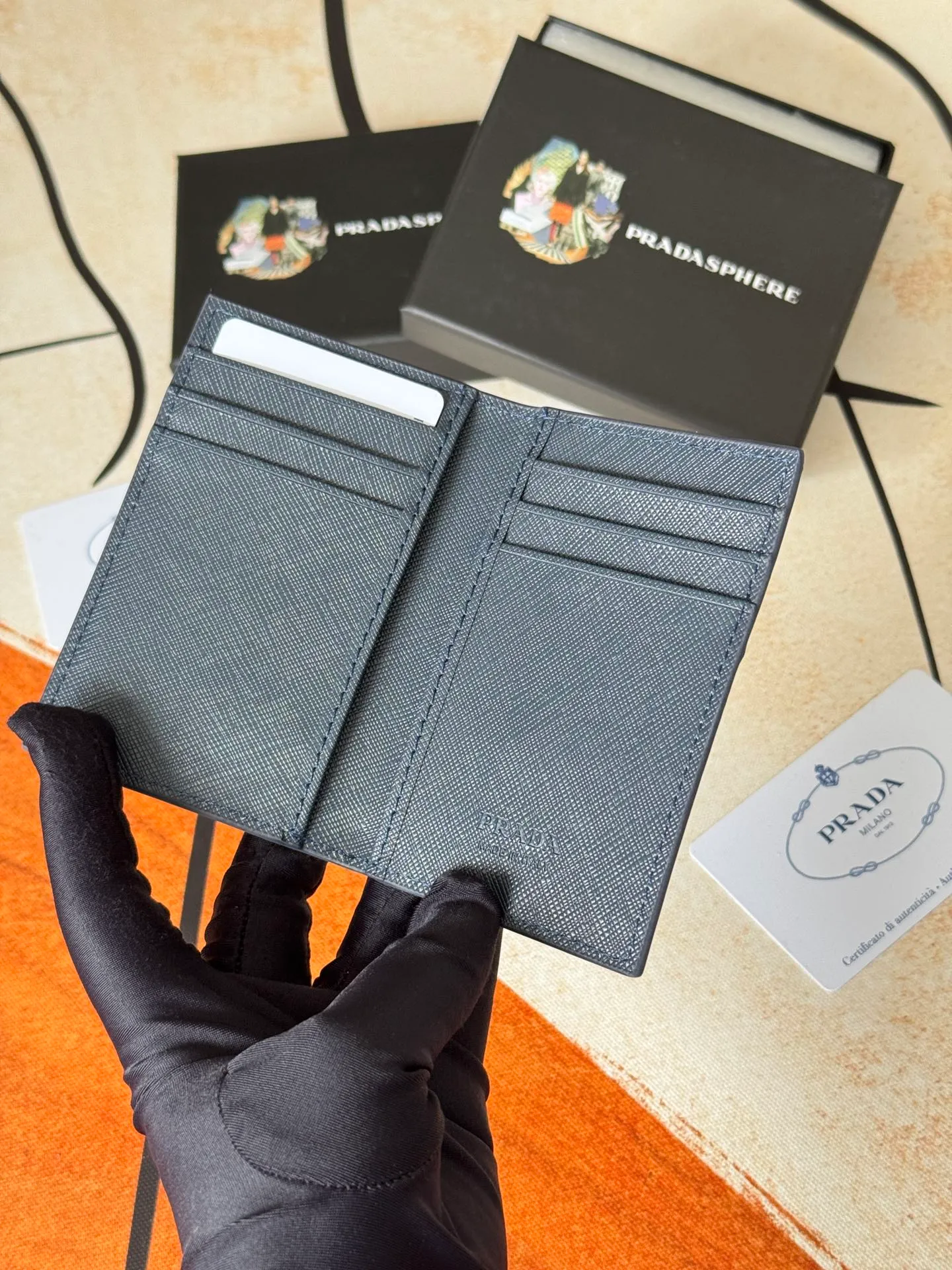 💰120💰prada cross pattern unisex card holder, can be placed in pockets, bags, and can be held in hand, made of cross pattern imported calfskin, pocket card holder, can hold change, 6 card slots, simple and elegant fashion trend. Model 2MC101, color as shown in the picture, size 11×7cm,