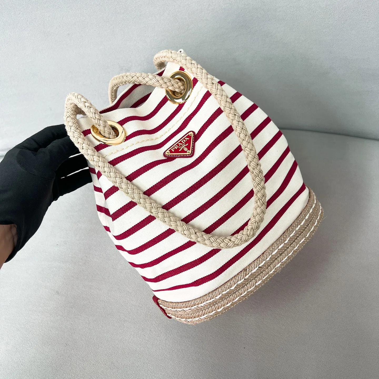 💰1160✨New product debut✨SS25 show new product Mariner canvas bucket bag 1BE082 Made of imported linen canvas fabric Nautical striped pattern Straw woven bottom highlights summer vacation style Sliding rope handle with classic golden triangle logo Drawstring buckle design Can adjust the space at will Lightweight can be packed and easy to match The randomness of different carrying methods and the ease of putting it anywhere Just pick it up and instantly transform into a pretty girl 🤩 Size: 28/23.5/16.5