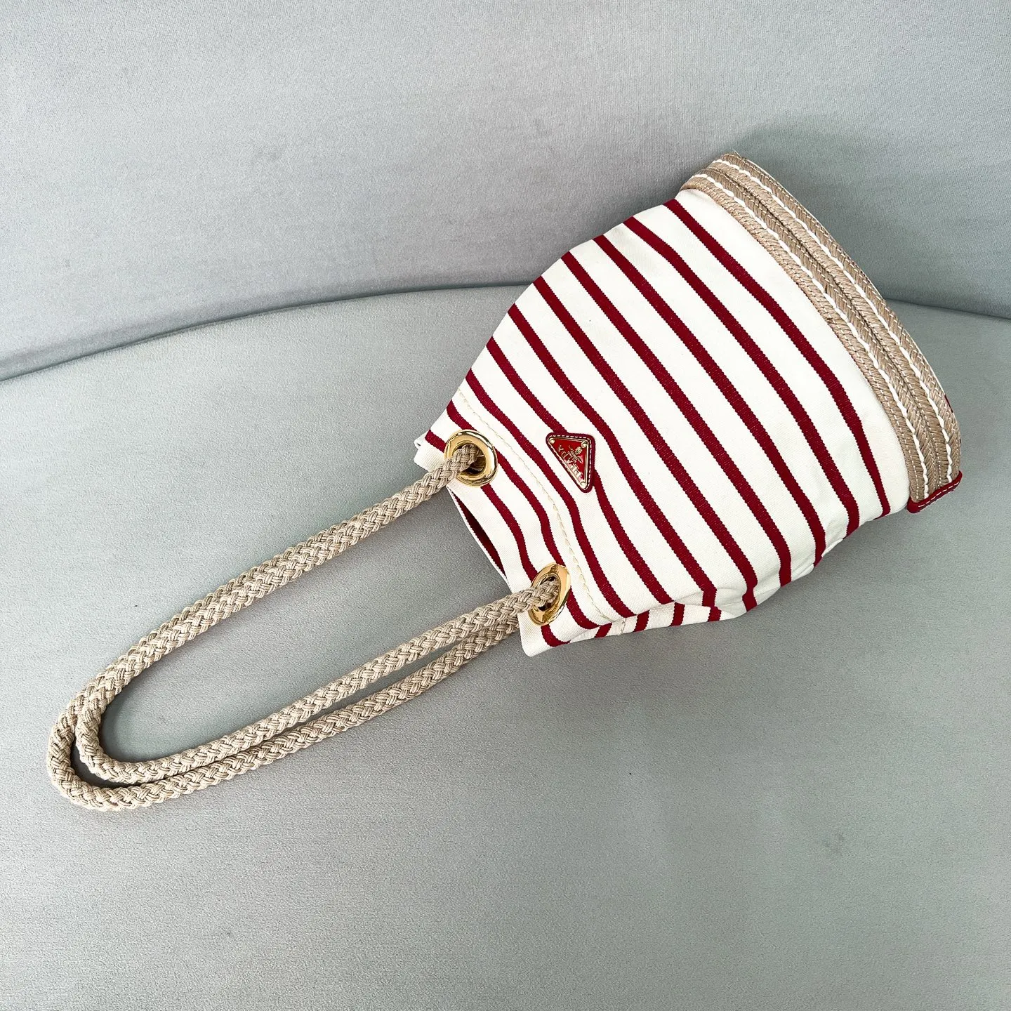 💰1160✨New product debut✨SS25 show new product Mariner canvas bucket bag 1BE082 Made of imported linen canvas fabric Nautical striped pattern Straw woven bottom highlights summer vacation style Sliding rope handle with classic golden triangle logo Drawstring buckle design Can adjust the space at will Lightweight can be packed and easy to match The randomness of different carrying methods and the ease of putting it anywhere Just pick it up and instantly transform into a pretty girl 🤩 Size: 28/23.5/16.5