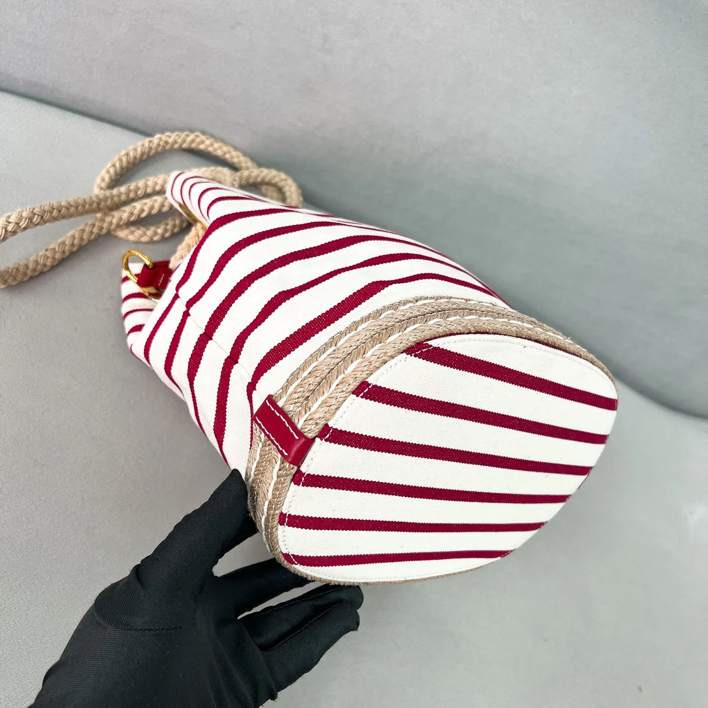 💰1160✨New product debut✨SS25 show new product Mariner canvas bucket bag 1BE082 Made of imported linen canvas fabric Nautical striped pattern Straw woven bottom highlights summer vacation style Sliding rope handle with classic golden triangle logo Drawstring buckle design Can adjust the space at will Lightweight can be packed and easy to match The randomness of different carrying methods and the ease of putting it anywhere Just pick it up and instantly transform into a pretty girl 🤩 Size: 28/23.5/16.5
