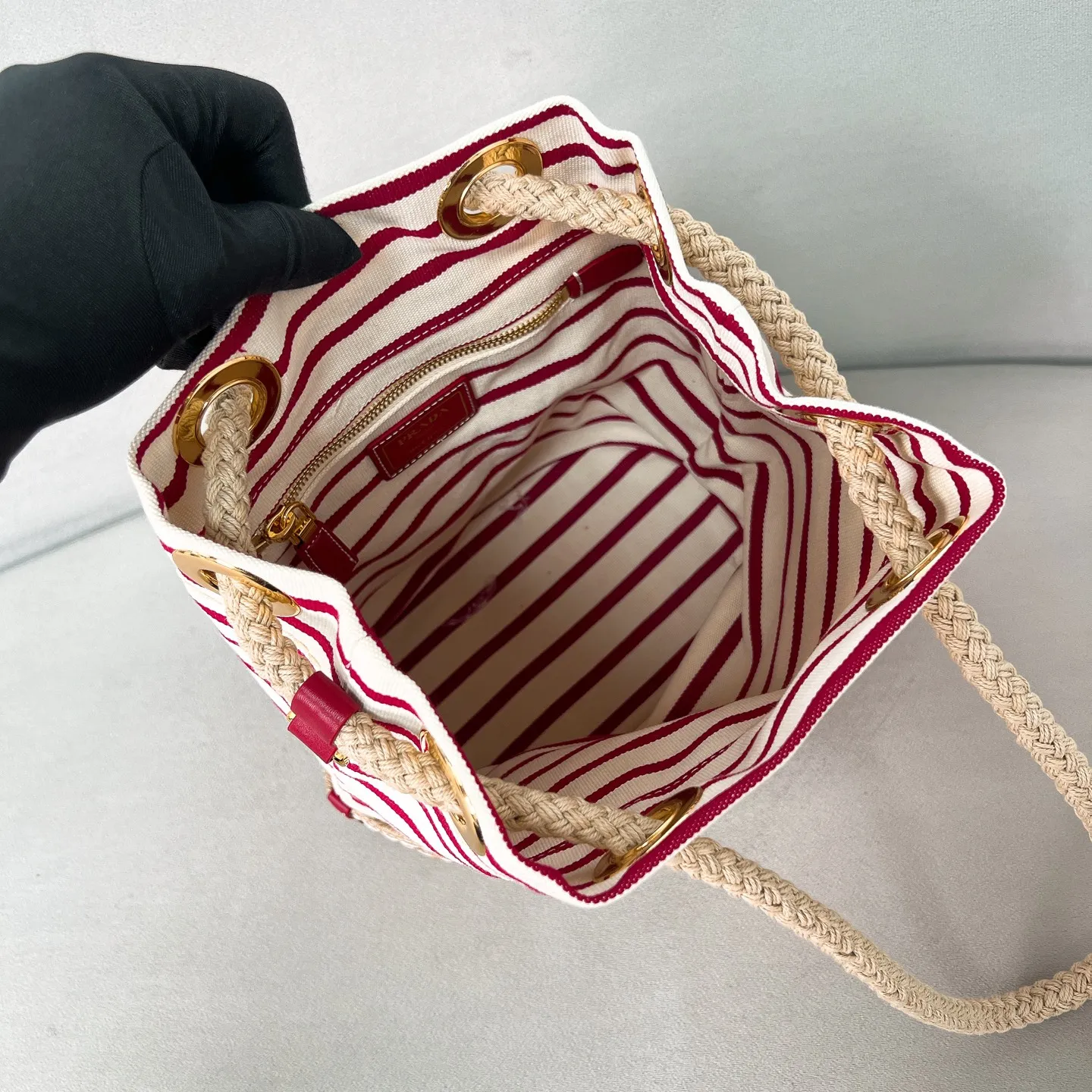 💰1160✨New product debut✨SS25 show new product Mariner canvas bucket bag 1BE082 Made of imported linen canvas fabric Nautical striped pattern Straw woven bottom highlights summer vacation style Sliding rope handle with classic golden triangle logo Drawstring buckle design Can adjust the space at will Lightweight can be packed and easy to match The randomness of different carrying methods and the ease of putting it anywhere Just pick it up and instantly transform into a pretty girl 🤩 Size: 28/23.5/16.5