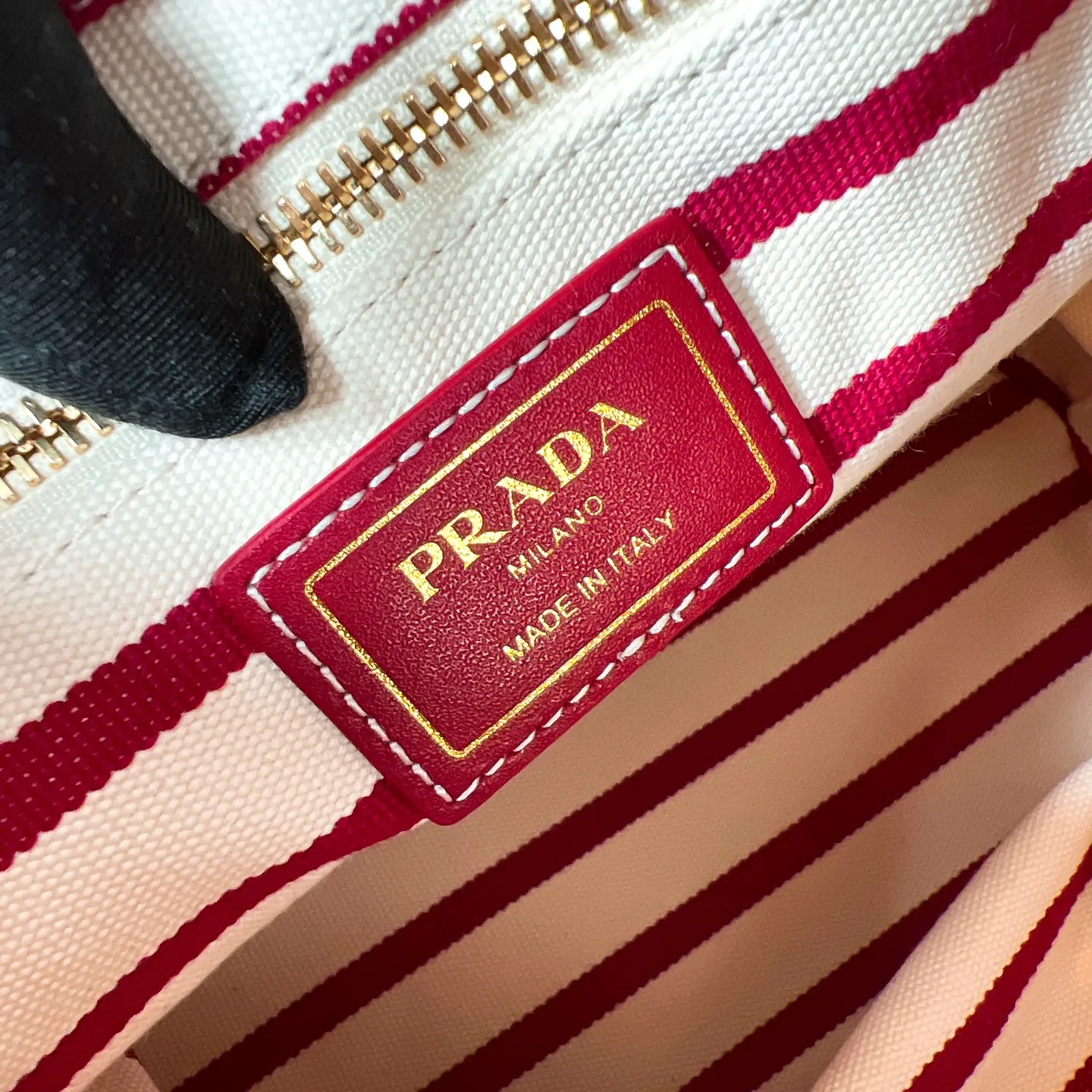 💰1160✨New product debut✨SS25 show new product Mariner canvas bucket bag 1BE082 Made of imported linen canvas fabric Nautical striped pattern Straw woven bottom highlights summer vacation style Sliding rope handle with classic golden triangle logo Drawstring buckle design Can adjust the space at will Lightweight can be packed and easy to match The randomness of different carrying methods and the ease of putting it anywhere Just pick it up and instantly transform into a pretty girl 🤩 Size: 28/23.5/16.5