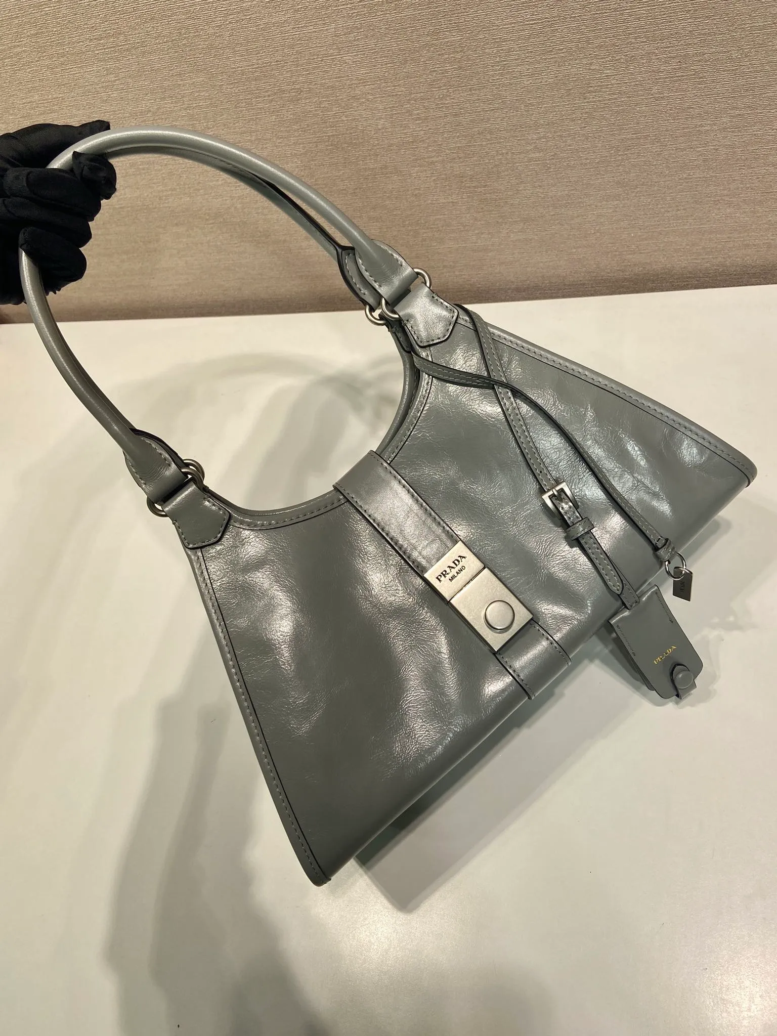 💰1700🎉New product🎉1BG563 spring and summer new model🎉🎉 This catwalk style is made of imported wax leather, top-grade hardware, the front panel is equipped with a buckle lock opening and closing, the capacity is large, it can be carried by hand or on the shoulder, and the upper body effect is very stylish. If you like babies, hurry up and get it🎉🎉 Length 30.5x Height 17.5x Bottom 9cm🎉🎉🎉💰💰💰