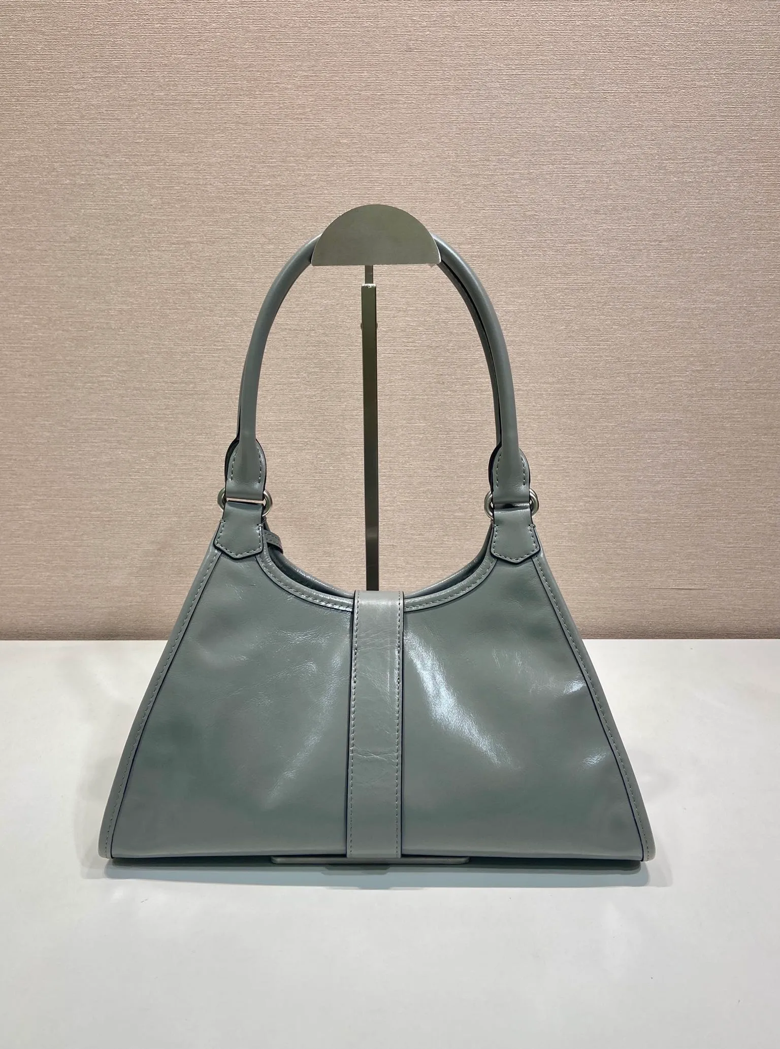💰1700🎉New product🎉1BG563 spring and summer new model🎉🎉 This catwalk style is made of imported wax leather, top-grade hardware, the front panel is equipped with a buckle lock opening and closing, the capacity is large, it can be carried by hand or on the shoulder, and the upper body effect is very stylish. If you like babies, hurry up and get it🎉🎉 Length 30.5x Height 17.5x Bottom 9cm🎉🎉🎉💰💰💰