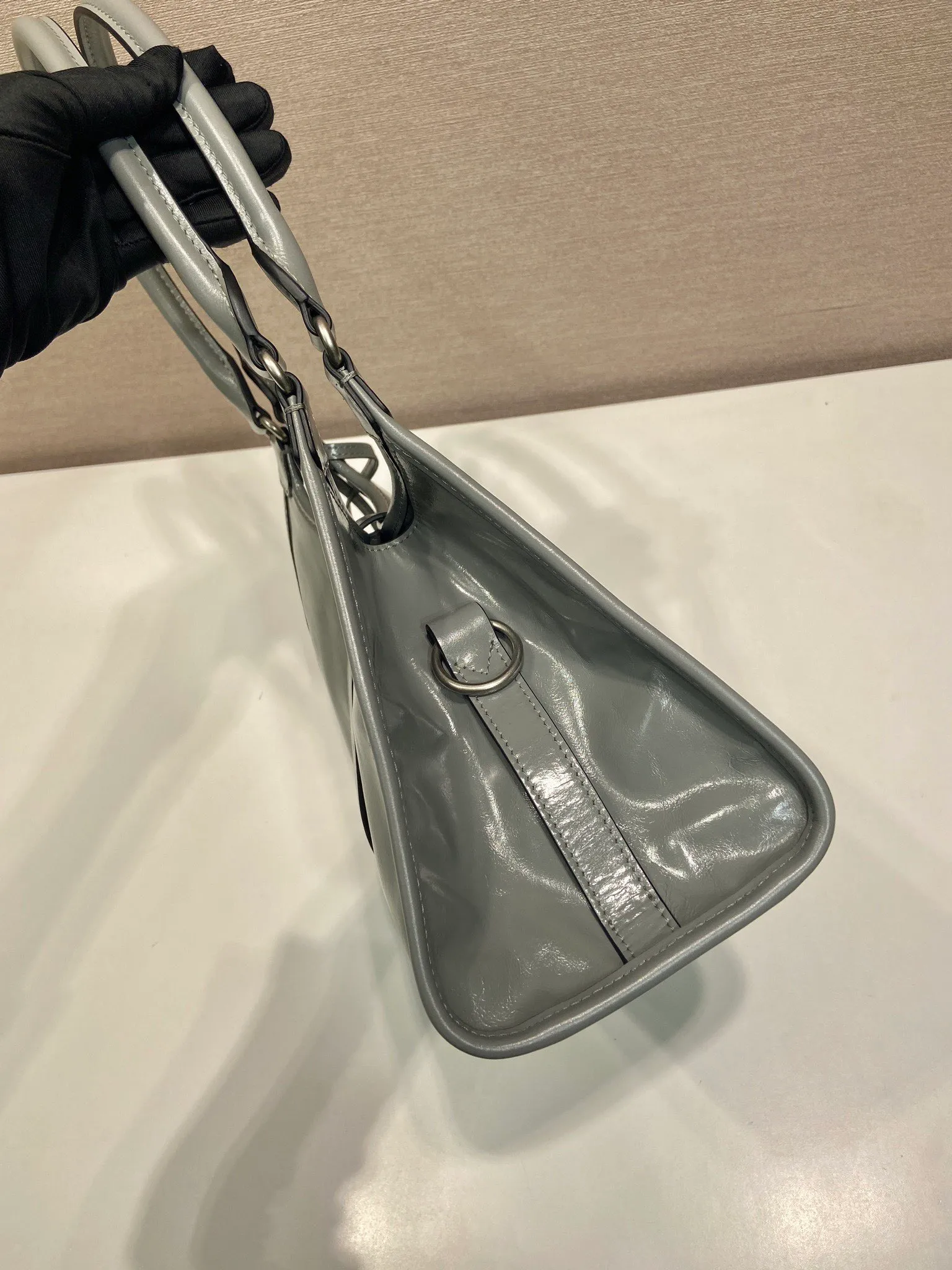 💰1700🎉New product🎉1BG563 spring and summer new model🎉🎉 This catwalk style is made of imported wax leather, top-grade hardware, the front panel is equipped with a buckle lock opening and closing, the capacity is large, it can be carried by hand or on the shoulder, and the upper body effect is very stylish. If you like babies, hurry up and get it🎉🎉 Length 30.5x Height 17.5x Bottom 9cm🎉🎉🎉💰💰💰