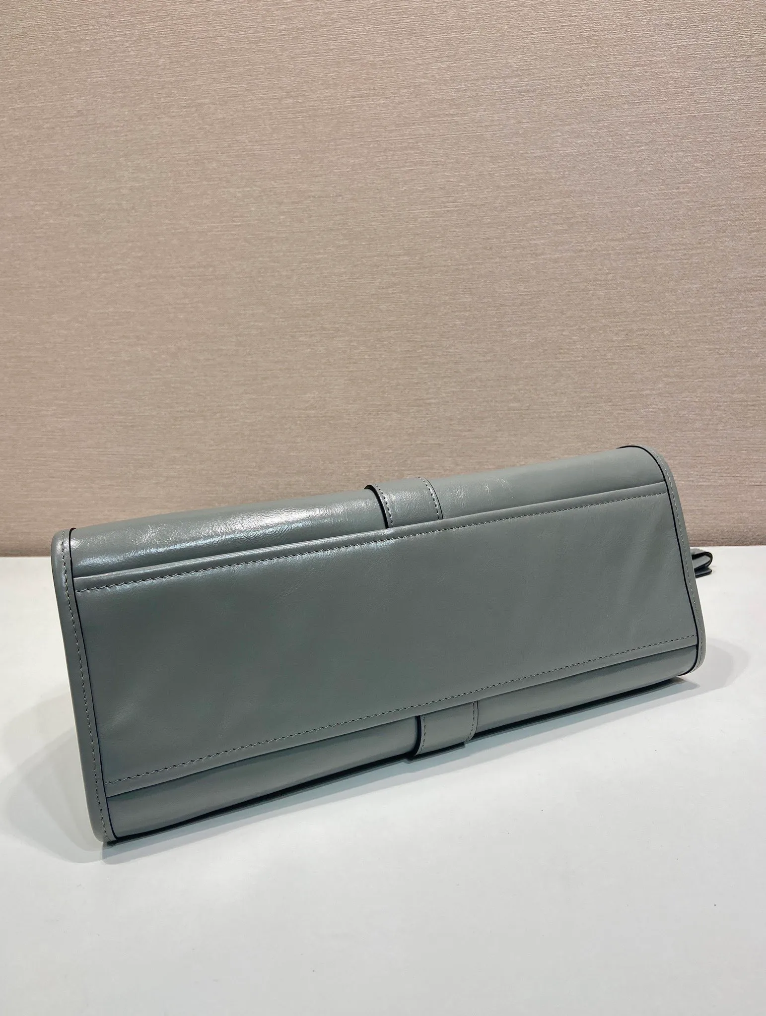 💰1700🎉New product🎉1BG563 spring and summer new model🎉🎉 This catwalk style is made of imported wax leather, top-grade hardware, the front panel is equipped with a buckle lock opening and closing, the capacity is large, it can be carried by hand or on the shoulder, and the upper body effect is very stylish. If you like babies, hurry up and get it🎉🎉 Length 30.5x Height 17.5x Bottom 9cm🎉🎉🎉💰💰💰