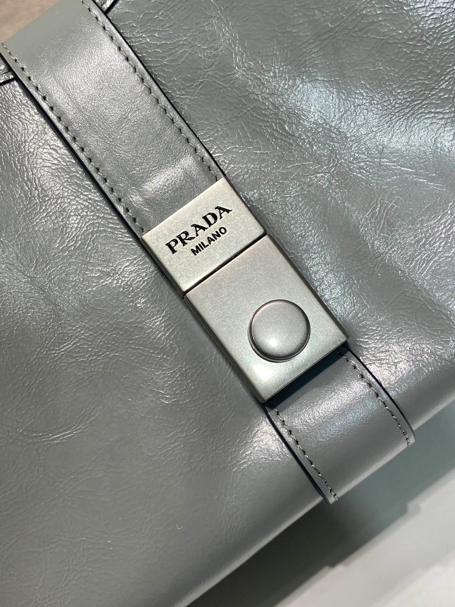 💰1700🎉New product🎉1BG563 spring and summer new model🎉🎉 This catwalk style is made of imported wax leather, top-grade hardware, the front panel is equipped with a buckle lock opening and closing, the capacity is large, it can be carried by hand or on the shoulder, and the upper body effect is very stylish. If you like babies, hurry up and get it🎉🎉 Length 30.5x Height 17.5x Bottom 9cm🎉🎉🎉💰💰💰