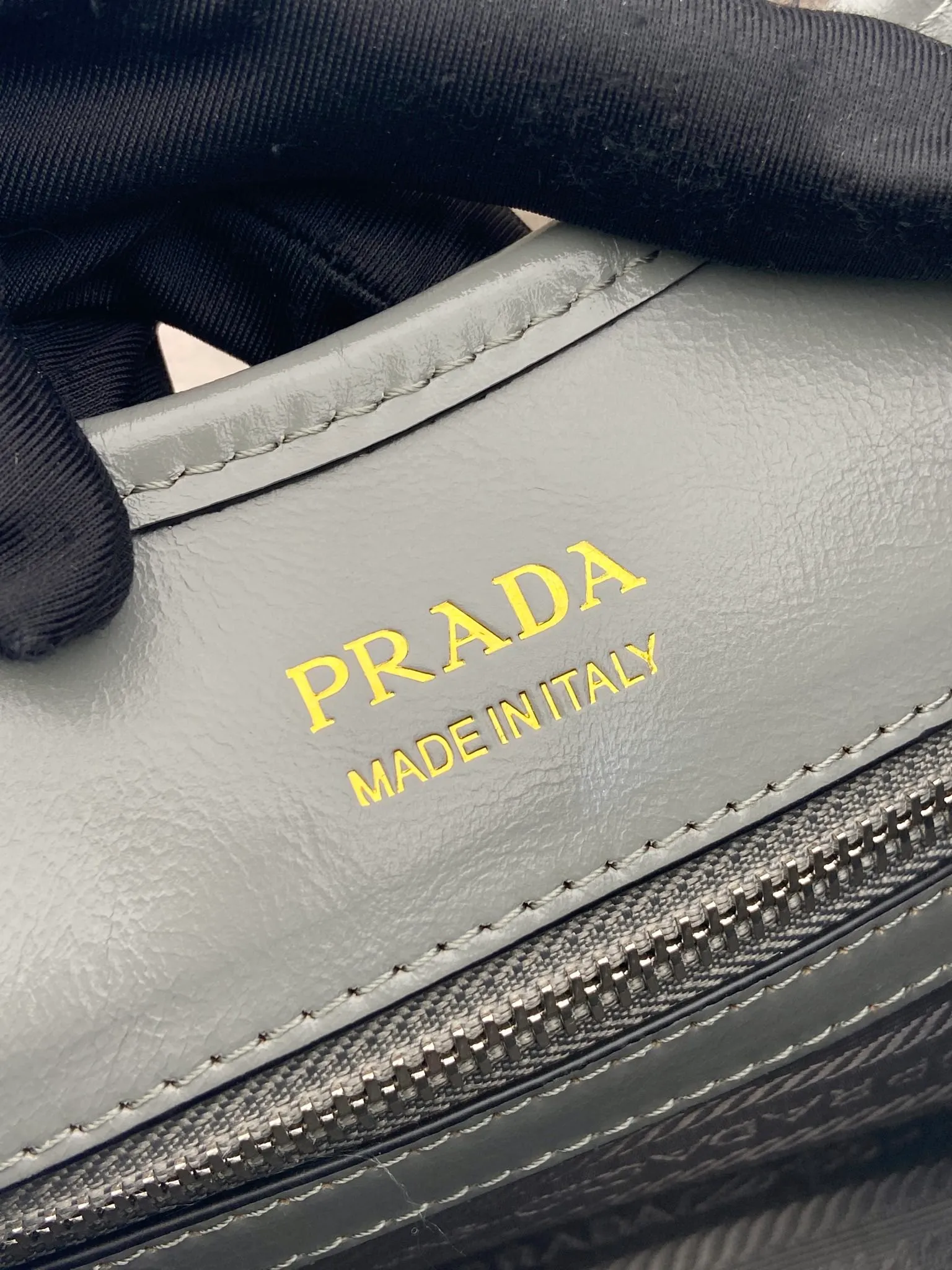 💰1700🎉New product🎉1BG563 spring and summer new model🎉🎉 This catwalk style is made of imported wax leather, top-grade hardware, the front panel is equipped with a buckle lock opening and closing, the capacity is large, it can be carried by hand or on the shoulder, and the upper body effect is very stylish. If you like babies, hurry up and get it🎉🎉 Length 30.5x Height 17.5x Bottom 9cm🎉🎉🎉💰💰💰