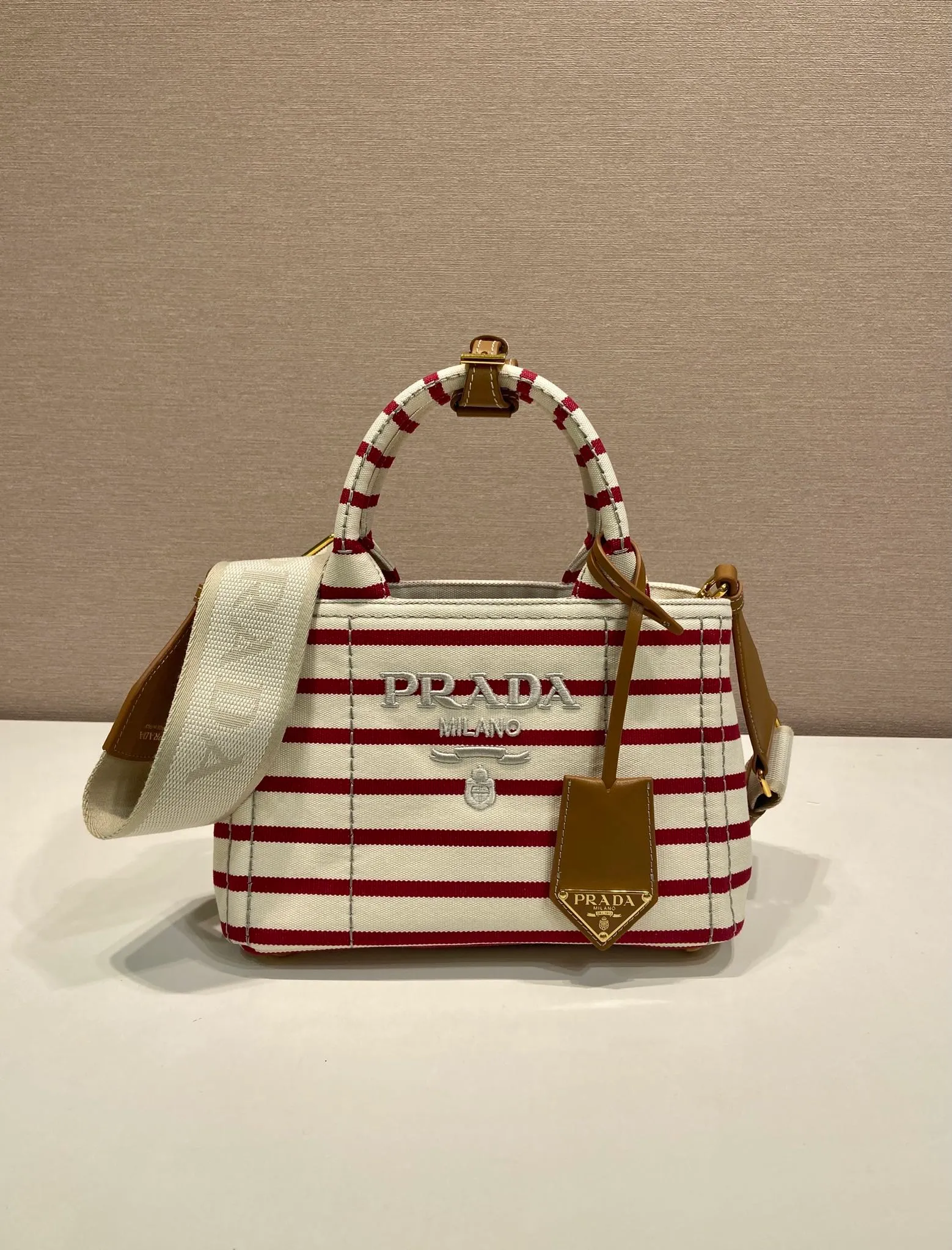 💰1160🎉New handbag🎉1BA038🎉🎉 Inspired by the timeless elements of nautical fashion, this mini handbag reinterprets the classic style. Made of striped cotton canvas with leather trim for a sophisticated and versatile look. Canvas handle, detachable and adjustable logo printed woven strap shoulder strap, detachable leather keychain, can be carried by hand or shoulder, large capacity, so beautiful, another timeless and popular style🎉🎉worth owning🎉🎉 Length 22x height 15x bottom 13cm🎉🎉🎉💰💰💰