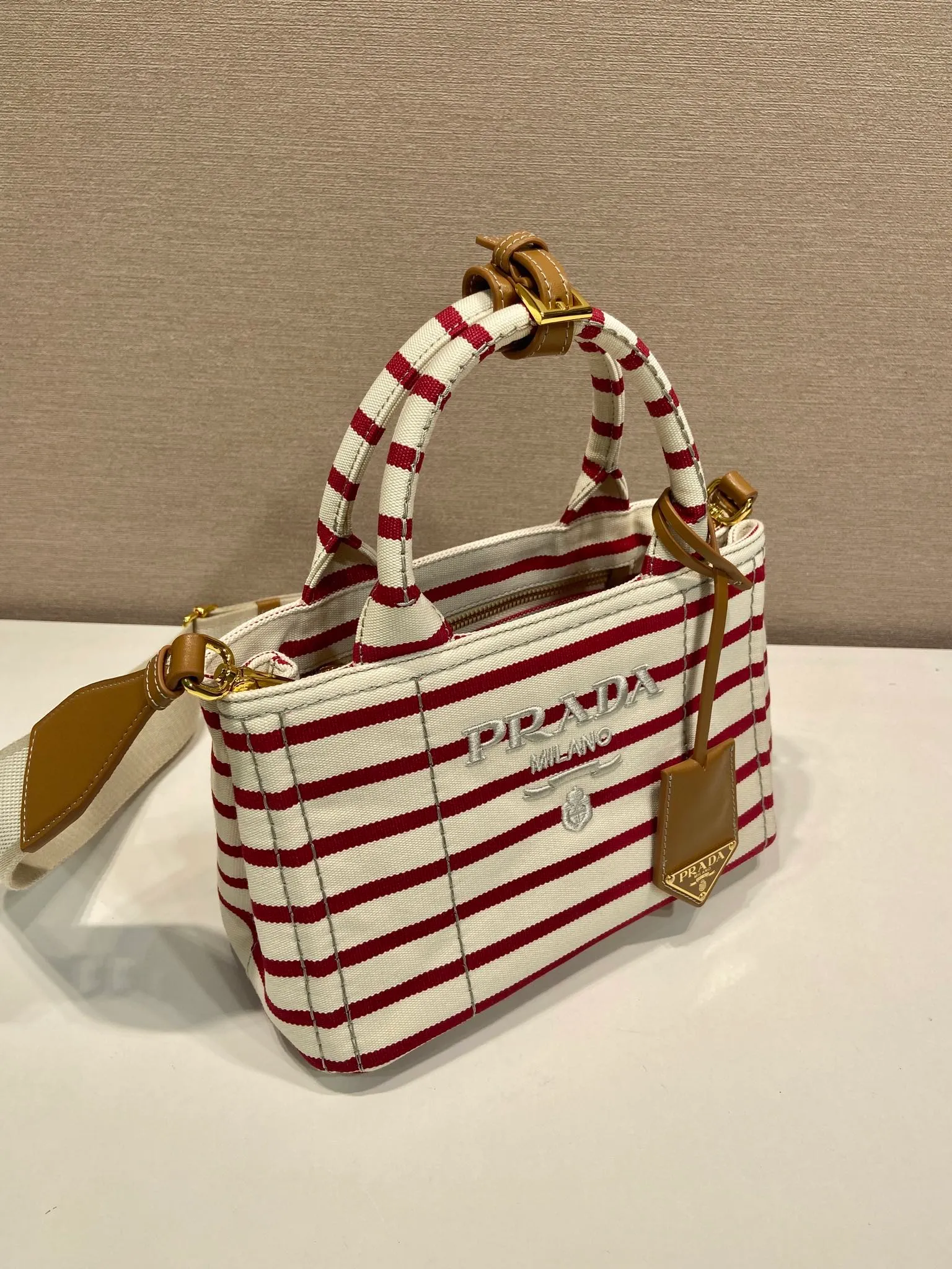 💰1160🎉New handbag🎉1BA038🎉🎉 Inspired by the timeless elements of nautical fashion, this mini handbag reinterprets the classic style. Made of striped cotton canvas with leather trim for a sophisticated and versatile look. Canvas handle, detachable and adjustable logo printed woven strap shoulder strap, detachable leather keychain, can be carried by hand or shoulder, large capacity, so beautiful, another timeless and popular style🎉🎉worth owning🎉🎉 Length 22x height 15x bottom 13cm🎉🎉🎉💰💰💰