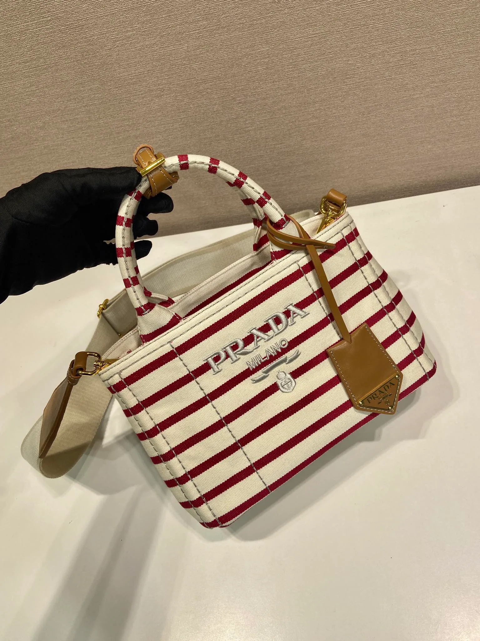 💰1160🎉New handbag🎉1BA038🎉🎉 Inspired by the timeless elements of nautical fashion, this mini handbag reinterprets the classic style. Made of striped cotton canvas with leather trim for a sophisticated and versatile look. Canvas handle, detachable and adjustable logo printed woven strap shoulder strap, detachable leather keychain, can be carried by hand or shoulder, large capacity, so beautiful, another timeless and popular style🎉🎉worth owning🎉🎉 Length 22x height 15x bottom 13cm🎉🎉🎉💰💰💰