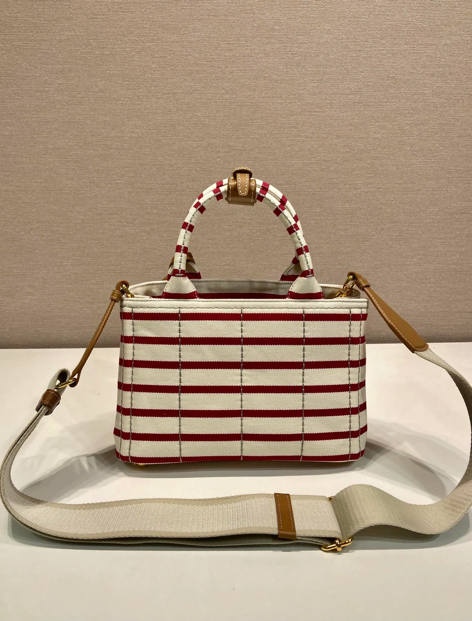 💰1160🎉New handbag🎉1BA038🎉🎉 Inspired by the timeless elements of nautical fashion, this mini handbag reinterprets the classic style. Made of striped cotton canvas with leather trim for a sophisticated and versatile look. Canvas handle, detachable and adjustable logo printed woven strap shoulder strap, detachable leather keychain, can be carried by hand or shoulder, large capacity, so beautiful, another timeless and popular style🎉🎉worth owning🎉🎉 Length 22x height 15x bottom 13cm🎉🎉🎉💰💰💰