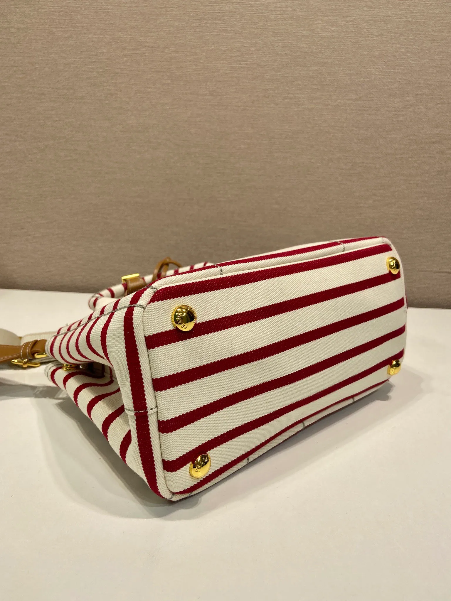 💰1160🎉New handbag🎉1BA038🎉🎉 Inspired by the timeless elements of nautical fashion, this mini handbag reinterprets the classic style. Made of striped cotton canvas with leather trim for a sophisticated and versatile look. Canvas handle, detachable and adjustable logo printed woven strap shoulder strap, detachable leather keychain, can be carried by hand or shoulder, large capacity, so beautiful, another timeless and popular style🎉🎉worth owning🎉🎉 Length 22x height 15x bottom 13cm🎉🎉🎉💰💰💰