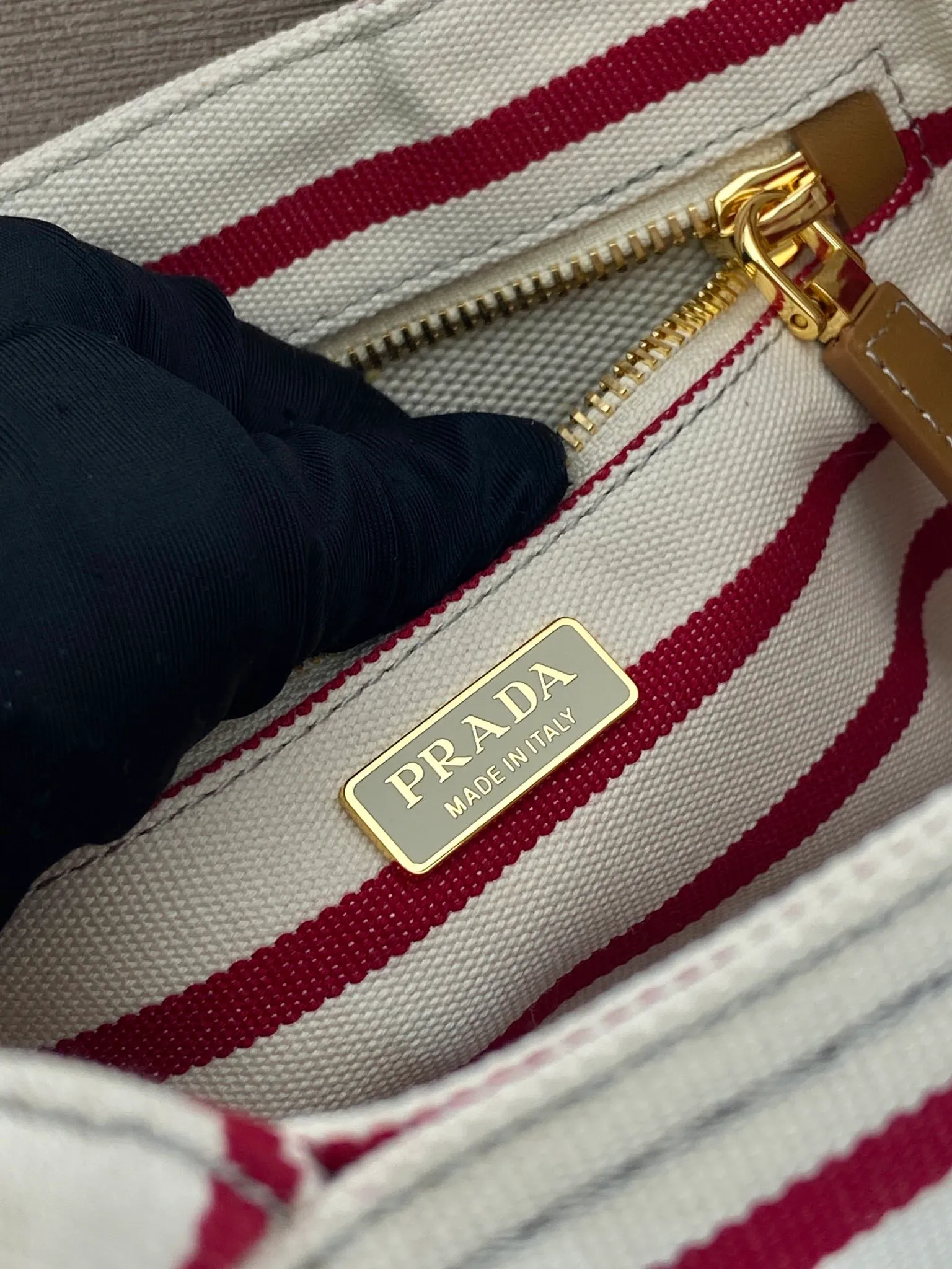 💰1160🎉New handbag🎉1BA038🎉🎉 Inspired by the timeless elements of nautical fashion, this mini handbag reinterprets the classic style. Made of striped cotton canvas with leather trim for a sophisticated and versatile look. Canvas handle, detachable and adjustable logo printed woven strap shoulder strap, detachable leather keychain, can be carried by hand or shoulder, large capacity, so beautiful, another timeless and popular style🎉🎉worth owning🎉🎉 Length 22x height 15x bottom 13cm🎉🎉🎉💰💰💰