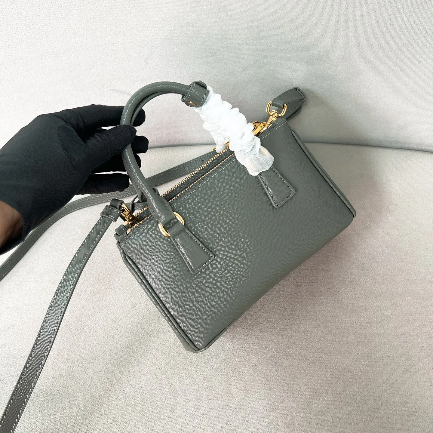 💰1700✨New product launch✨P classic Galleria Saffiano leather handbag - "Killer Bag" 2025 new product Mini No. 1BA916 People who understand fashion love killer bags. The bag should look like a killer bag. Carefully crafted with Saffiano cross pattern imported from Italy. Minimalist and capable bag shape with triangular metal lettering logo. Double zipper design, middle main bag with extra large capacity. Double handles and detachable shoulder straps make it It can be carried by hand or carried cross-body. It can be opened and closed with side snap buttons. The bag body changes to add elegance and elegance. It is small and exquisite, adding a playful and fashionable feel. Size 21*12.5*8.5 Gray
