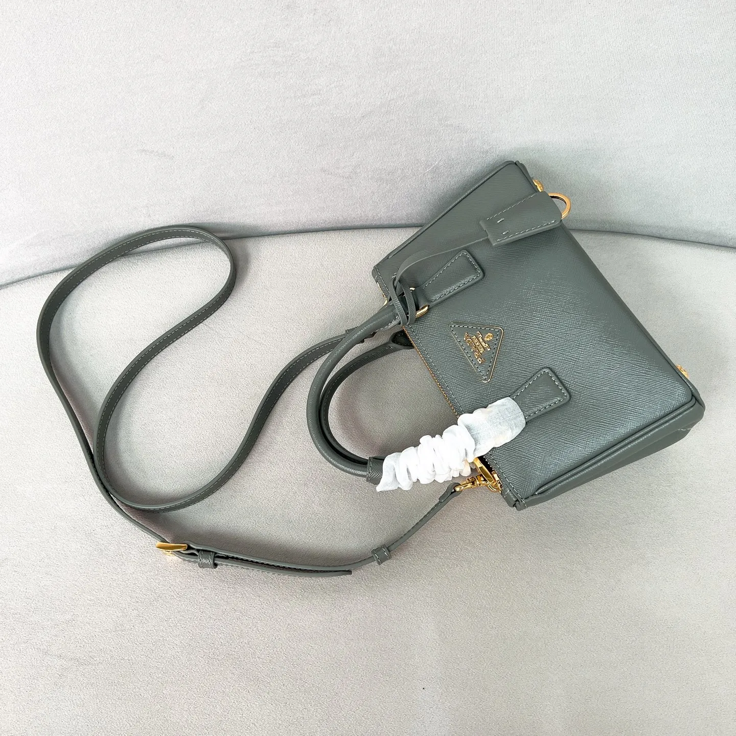 💰1700✨New product launch✨P classic Galleria Saffiano leather handbag - "Killer Bag" 2025 new product Mini No. 1BA916 People who understand fashion love killer bags. The bag should look like a killer bag. Carefully crafted with Saffiano cross pattern imported from Italy. Minimalist and capable bag shape with triangular metal lettering logo. Double zipper design, middle main bag with extra large capacity. Double handles and detachable shoulder straps make it It can be carried by hand or carried cross-body. It can be opened and closed with side snap buttons. The bag body changes to add elegance and elegance. It is small and exquisite, adding a playful and fashionable feel. Size 21*12.5*8.5 Gray
