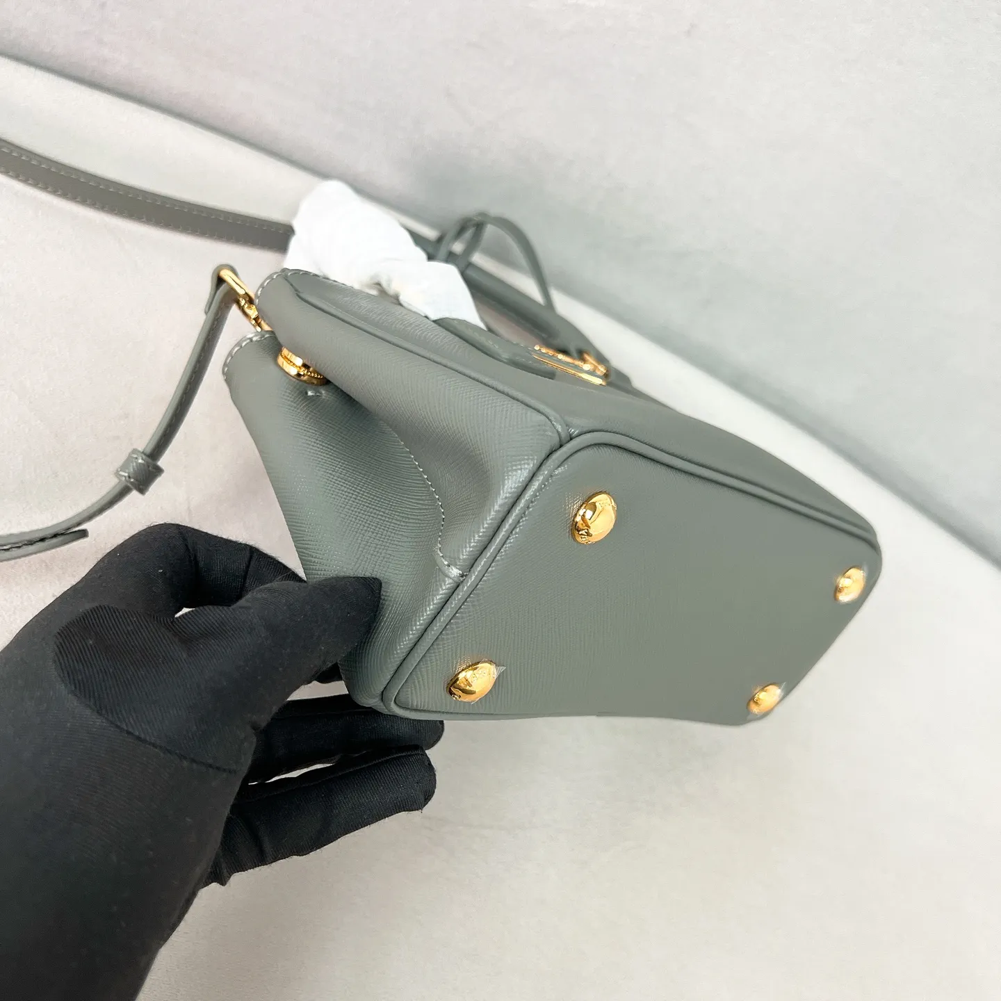 💰1700✨New product launch✨P classic Galleria Saffiano leather handbag - "Killer Bag" 2025 new product Mini No. 1BA916 People who understand fashion love killer bags. The bag should look like a killer bag. Carefully crafted with Saffiano cross pattern imported from Italy. Minimalist and capable bag shape with triangular metal lettering logo. Double zipper design, middle main bag with extra large capacity. Double handles and detachable shoulder straps make it It can be carried by hand or carried cross-body. It can be opened and closed with side snap buttons. The bag body changes to add elegance and elegance. It is small and exquisite, adding a playful and fashionable feel. Size 21*12.5*8.5 Gray