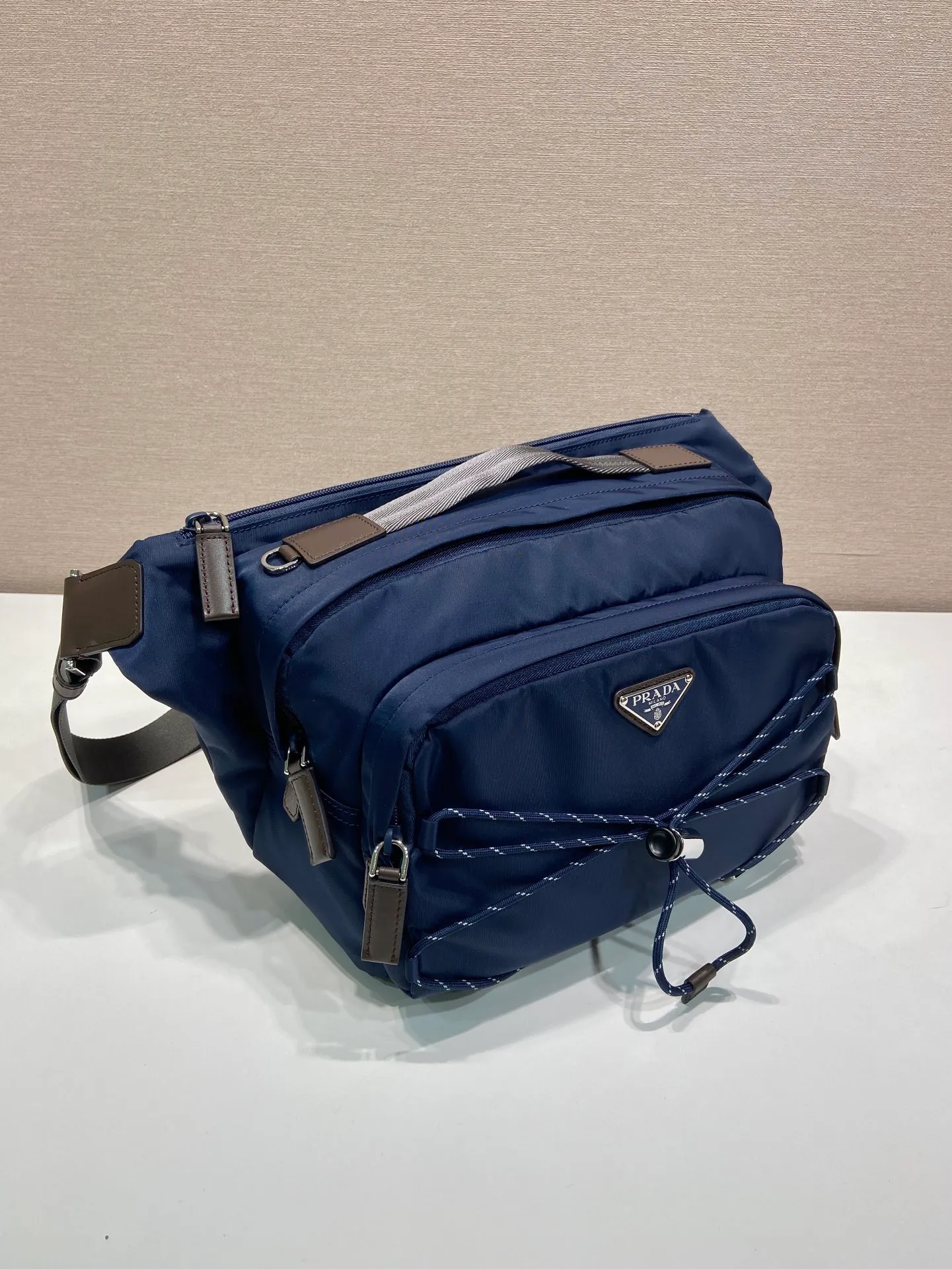 💰1320🎉New messenger bag🎉2VH201🎉🎉 This multifunctional and dynamic shoulder bag combines urban style with outdoor elements. This Re-Nylon bag has a lightweight, roomy design with a large exterior pocket and leather trim. With adjustable technical cord, flat padded nylon strap handle, adjustable nylon strap shoulder strap. Zipper closure, large capacity and fashionable upper body effect, get it now. Another popular style that will never go out of style🎉🎉 Length 30x Height 22x Bottom 10cm🎉🎉🎉💰💰💰