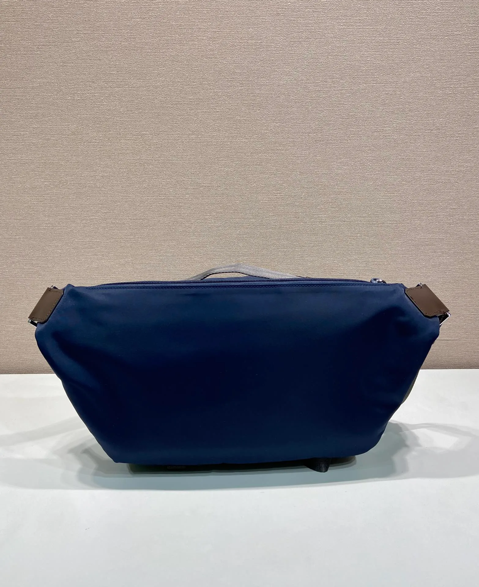 💰1320🎉New messenger bag🎉2VH201🎉🎉 This multifunctional and dynamic shoulder bag combines urban style with outdoor elements. This Re-Nylon bag has a lightweight, roomy design with a large exterior pocket and leather trim. With adjustable technical cord, flat padded nylon strap handle, adjustable nylon strap shoulder strap. Zipper closure, large capacity and fashionable upper body effect, get it now. Another popular style that will never go out of style🎉🎉 Length 30x Height 22x Bottom 10cm🎉🎉🎉💰💰💰