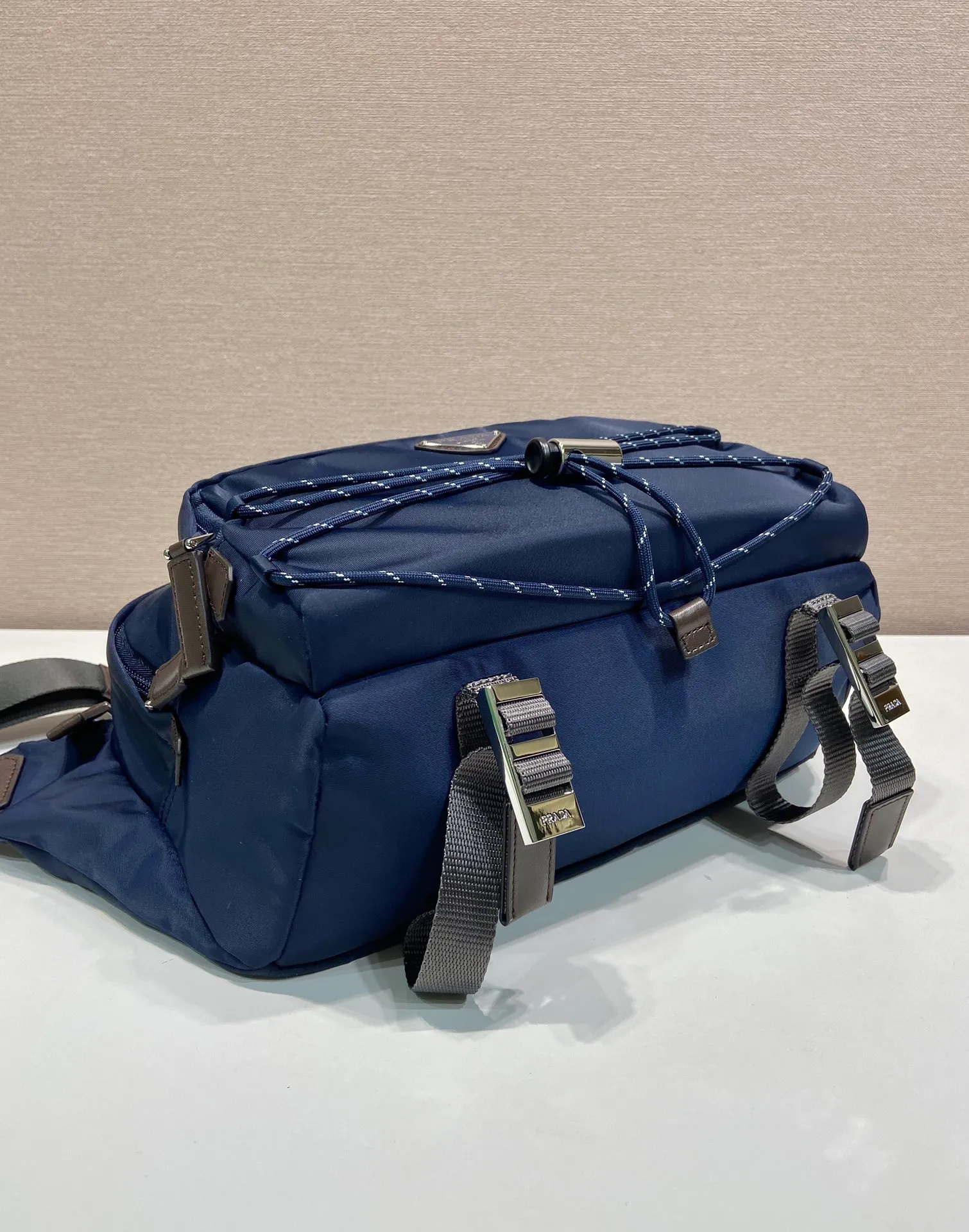 💰1320🎉New messenger bag🎉2VH201🎉🎉 This multifunctional and dynamic shoulder bag combines urban style with outdoor elements. This Re-Nylon bag has a lightweight, roomy design with a large exterior pocket and leather trim. With adjustable technical cord, flat padded nylon strap handle, adjustable nylon strap shoulder strap. Zipper closure, large capacity and fashionable upper body effect, get it now. Another popular style that will never go out of style🎉🎉 Length 30x Height 22x Bottom 10cm🎉🎉🎉💰💰💰