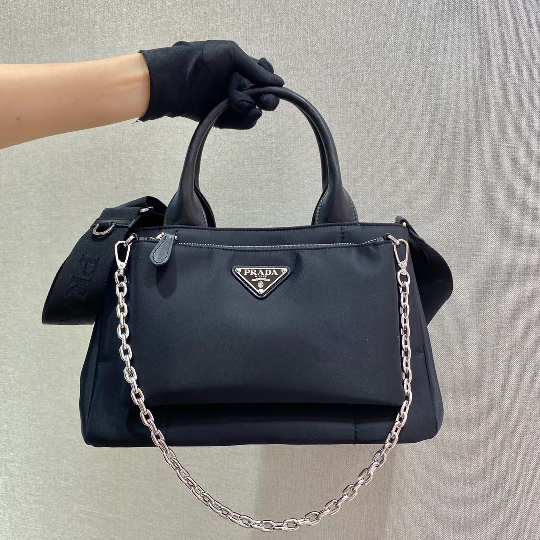 💰1100🎉New twin bag🎉1BG364, this nylon twin bag is composed of 2 bags😘😘, the front handbag can be detached and transformed into an Iron Hobo, and can also be used as a handbag, functional Very strong sex, one pack can be used in many ways, and can be exchanged for different occasions and different clothes at any time🙊🙊The upper body effect is beautiful😘😘, it is exactly what modern trendy Internet celebrities need, it is worth having😘😘, hurry up and get it🙊🙊 Large: length 28x height 19x bottom 14.5cm Small: length 22x height 13cm