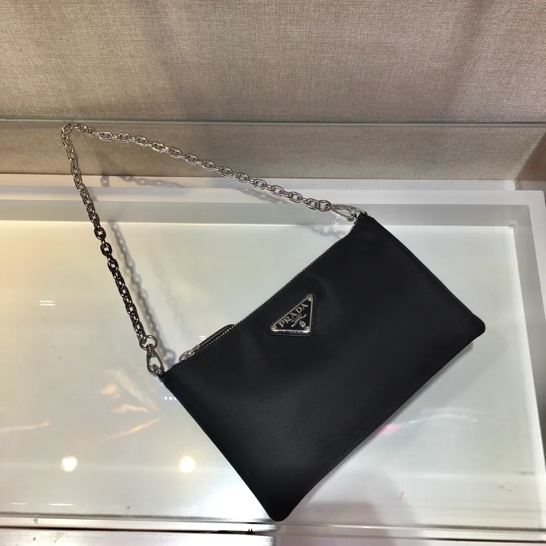 💰1100🎉New twin bag🎉1BG364, this nylon twin bag is composed of 2 bags😘😘, the front handbag can be detached and transformed into an Iron Hobo, and can also be used as a handbag, functional Very strong sex, one pack can be used in many ways, and can be exchanged for different occasions and different clothes at any time🙊🙊The upper body effect is beautiful😘😘, it is exactly what modern trendy Internet celebrities need, it is worth having😘😘, hurry up and get it🙊🙊 Large: length 28x height 19x bottom 14.5cm Small: length 22x height 13cm
