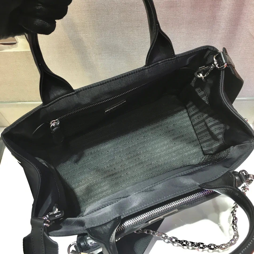 💰1100🎉New twin bag🎉1BG364, this nylon twin bag is composed of 2 bags😘😘, the front handbag can be detached and transformed into an Iron Hobo, and can also be used as a handbag, functional Very strong sex, one pack can be used in many ways, and can be exchanged for different occasions and different clothes at any time🙊🙊The upper body effect is beautiful😘😘, it is exactly what modern trendy Internet celebrities need, it is worth having😘😘, hurry up and get it🙊🙊 Large: length 28x height 19x bottom 14.5cm Small: length 22x height 13cm