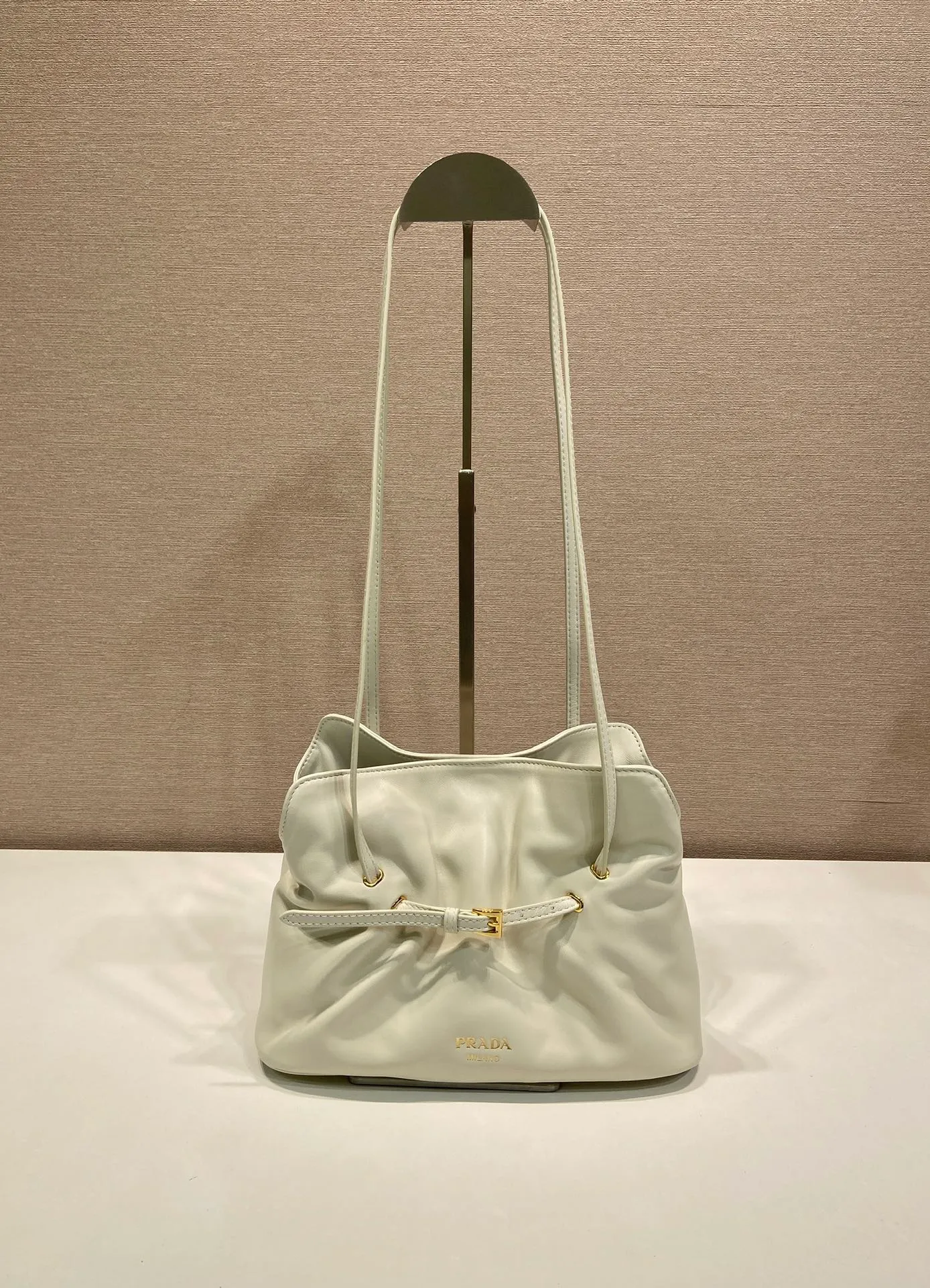 💰1500🎉New arrival cloud bag🎉1BG586🎉🎉 This one-shoulder cloud bag is made of imported sheepskin, and the interior is made of imported sheepskin. It feels very soft and comfortable👍👍The middle compartment pocket is designed with a suction buckle, top-grade hardware, and the upper body effect is very nice and fashionable😘😘. It has large capacity and is a timeless hot item🎉worth owning🎉🎉 Length 25x Height 17.5x Bottom 11.5cm🎉🎉🎉💰💰💰