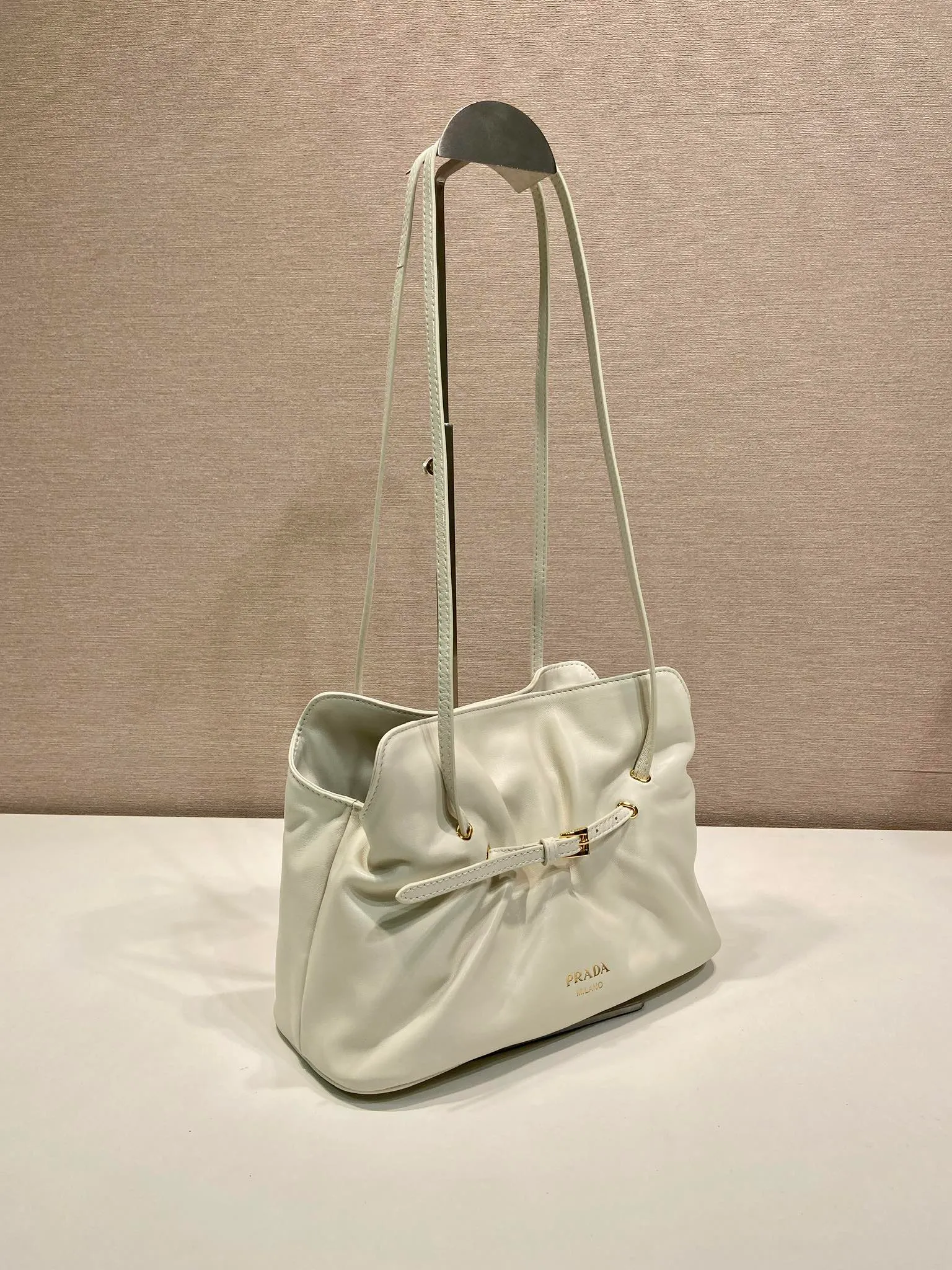 💰1500🎉New arrival cloud bag🎉1BG586🎉🎉 This one-shoulder cloud bag is made of imported sheepskin, and the interior is made of imported sheepskin. It feels very soft and comfortable👍👍The middle compartment pocket is designed with a suction buckle, top-grade hardware, and the upper body effect is very nice and fashionable😘😘. It has large capacity and is a timeless hot item🎉worth owning🎉🎉 Length 25x Height 17.5x Bottom 11.5cm🎉🎉🎉💰💰💰
