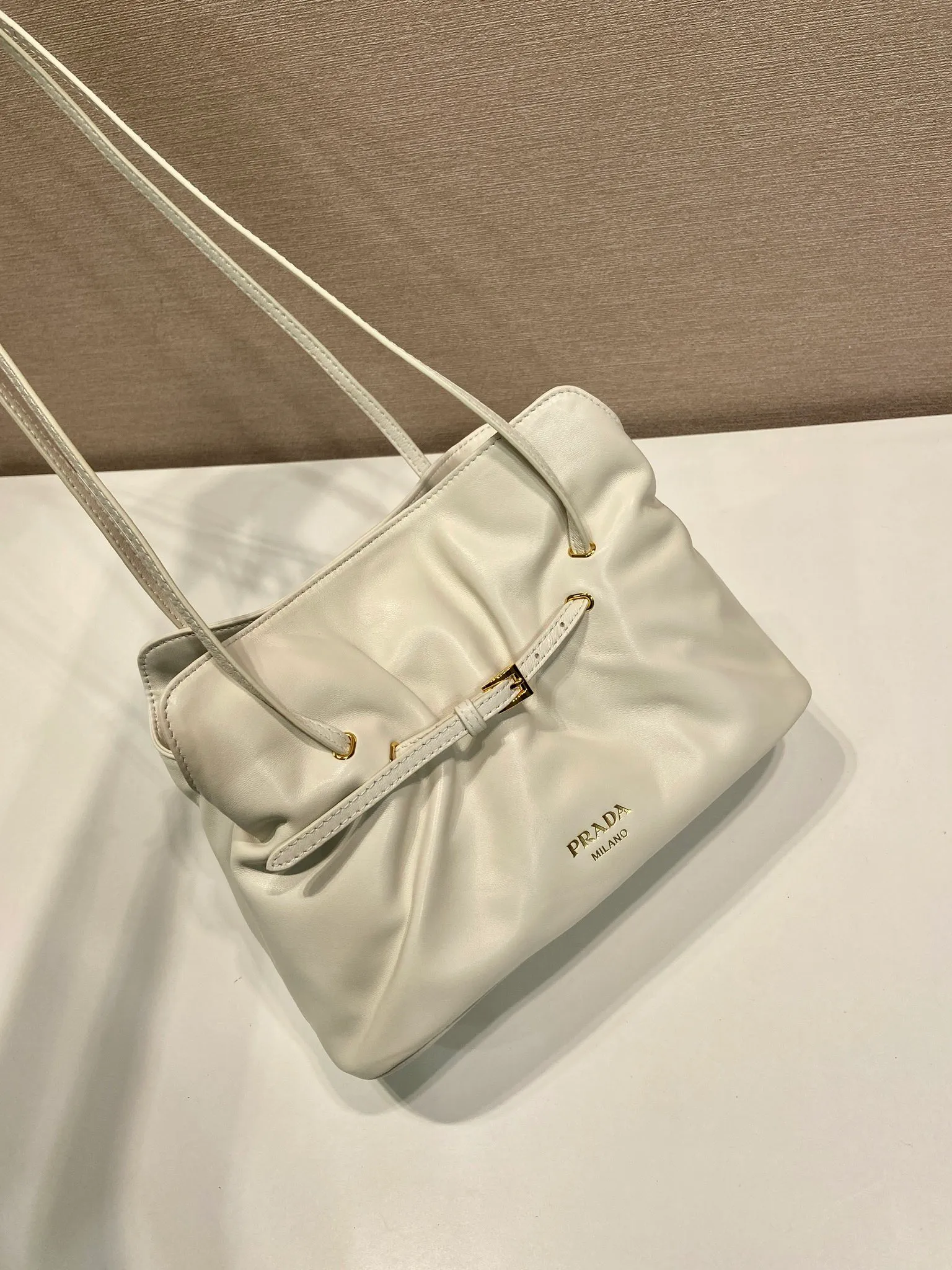 💰1500🎉New arrival cloud bag🎉1BG586🎉🎉 This one-shoulder cloud bag is made of imported sheepskin, and the interior is made of imported sheepskin. It feels very soft and comfortable👍👍The middle compartment pocket is designed with a suction buckle, top-grade hardware, and the upper body effect is very nice and fashionable😘😘. It has large capacity and is a timeless hot item🎉worth owning🎉🎉 Length 25x Height 17.5x Bottom 11.5cm🎉🎉🎉💰💰💰