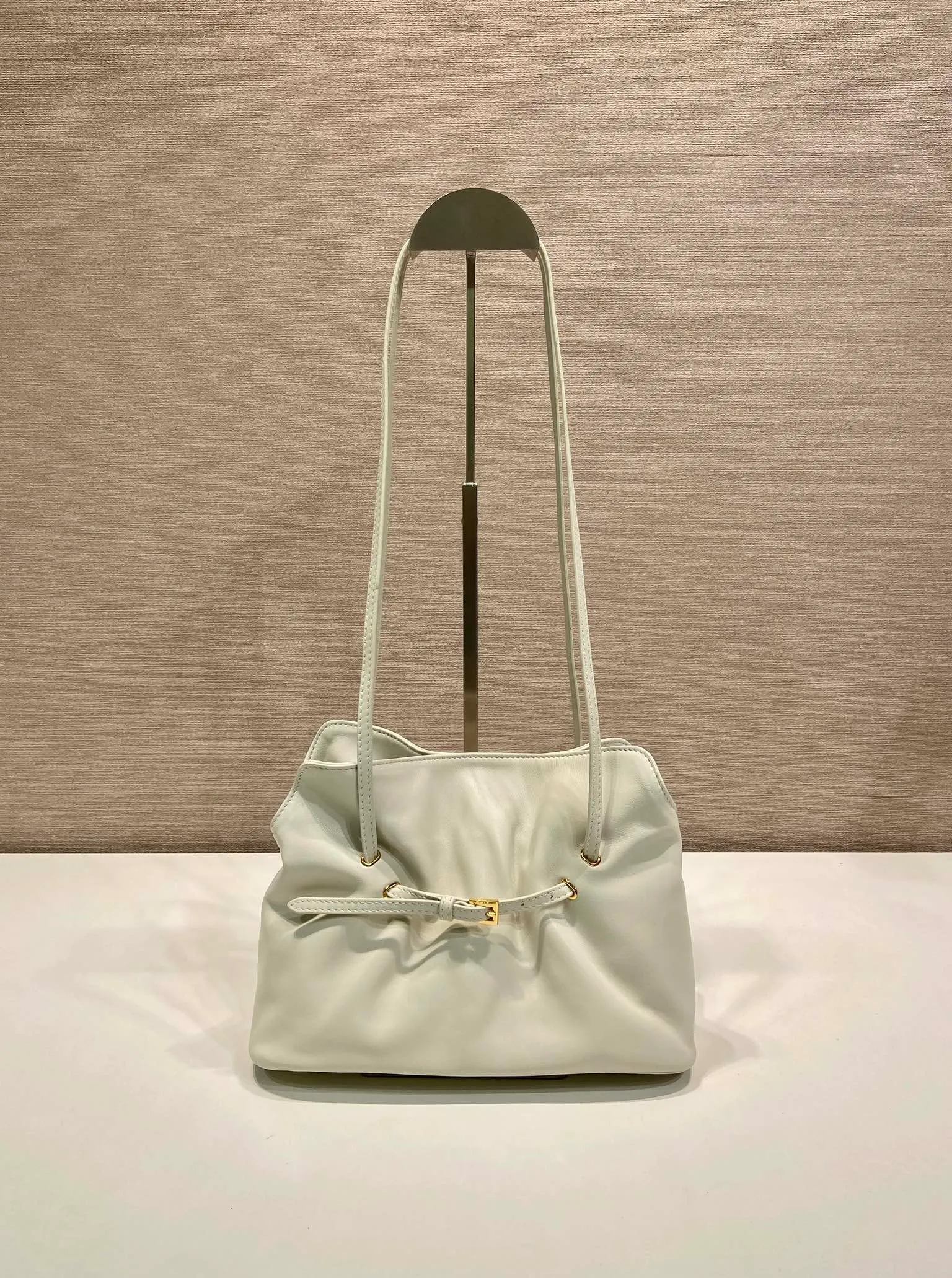 💰1500🎉New arrival cloud bag🎉1BG586🎉🎉 This one-shoulder cloud bag is made of imported sheepskin, and the interior is made of imported sheepskin. It feels very soft and comfortable👍👍The middle compartment pocket is designed with a suction buckle, top-grade hardware, and the upper body effect is very nice and fashionable😘😘. It has large capacity and is a timeless hot item🎉worth owning🎉🎉 Length 25x Height 17.5x Bottom 11.5cm🎉🎉🎉💰💰💰