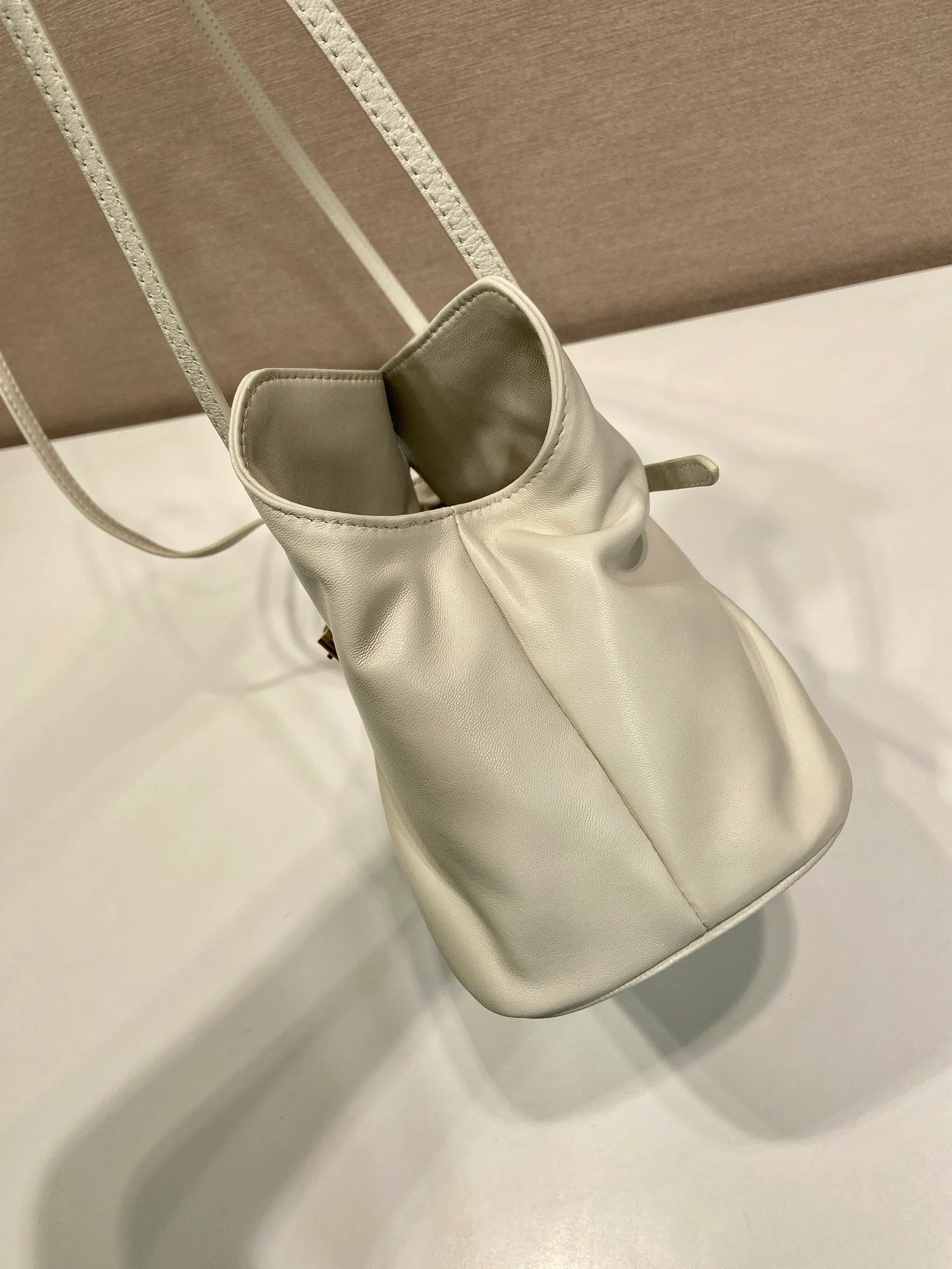 💰1500🎉New arrival cloud bag🎉1BG586🎉🎉 This one-shoulder cloud bag is made of imported sheepskin, and the interior is made of imported sheepskin. It feels very soft and comfortable👍👍The middle compartment pocket is designed with a suction buckle, top-grade hardware, and the upper body effect is very nice and fashionable😘😘. It has large capacity and is a timeless hot item🎉worth owning🎉🎉 Length 25x Height 17.5x Bottom 11.5cm🎉🎉🎉💰💰💰