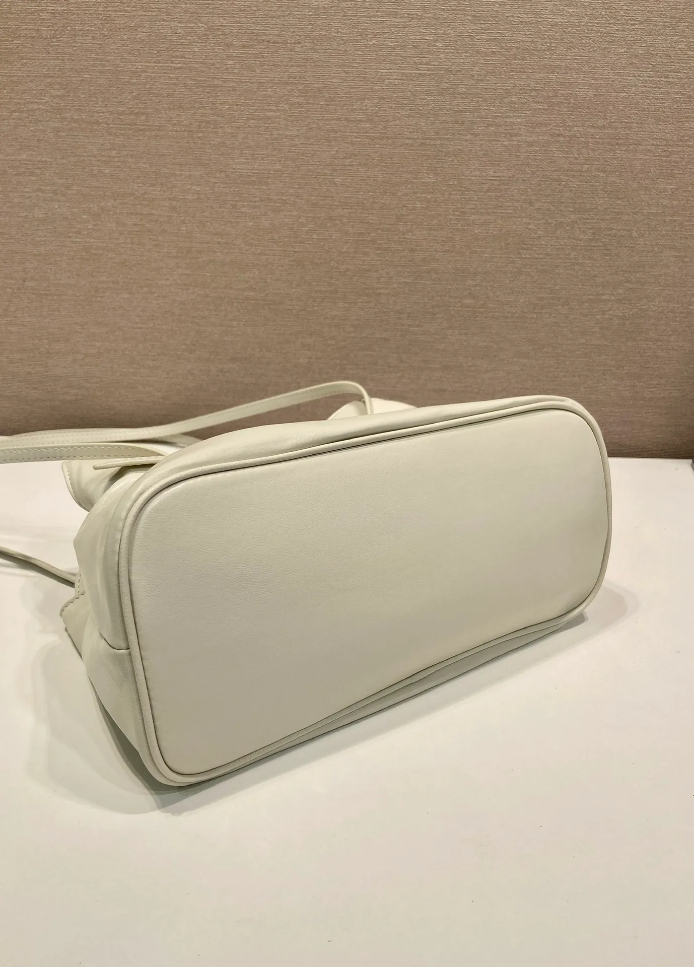 💰1500🎉New arrival cloud bag🎉1BG586🎉🎉 This one-shoulder cloud bag is made of imported sheepskin, and the interior is made of imported sheepskin. It feels very soft and comfortable👍👍The middle compartment pocket is designed with a suction buckle, top-grade hardware, and the upper body effect is very nice and fashionable😘😘. It has large capacity and is a timeless hot item🎉worth owning🎉🎉 Length 25x Height 17.5x Bottom 11.5cm🎉🎉🎉💰💰💰