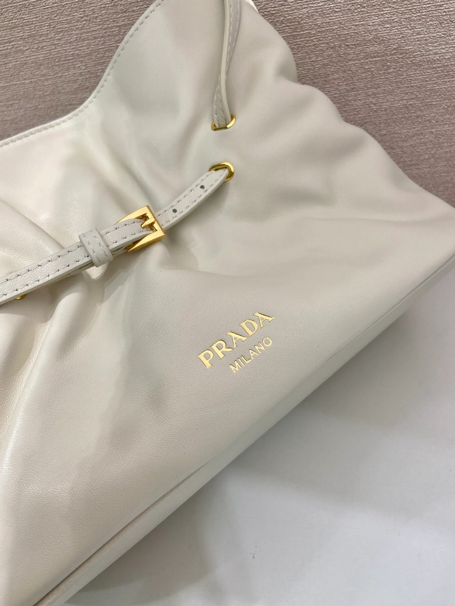💰1500🎉New arrival cloud bag🎉1BG586🎉🎉 This one-shoulder cloud bag is made of imported sheepskin, and the interior is made of imported sheepskin. It feels very soft and comfortable👍👍The middle compartment pocket is designed with a suction buckle, top-grade hardware, and the upper body effect is very nice and fashionable😘😘. It has large capacity and is a timeless hot item🎉worth owning🎉🎉 Length 25x Height 17.5x Bottom 11.5cm🎉🎉🎉💰💰💰