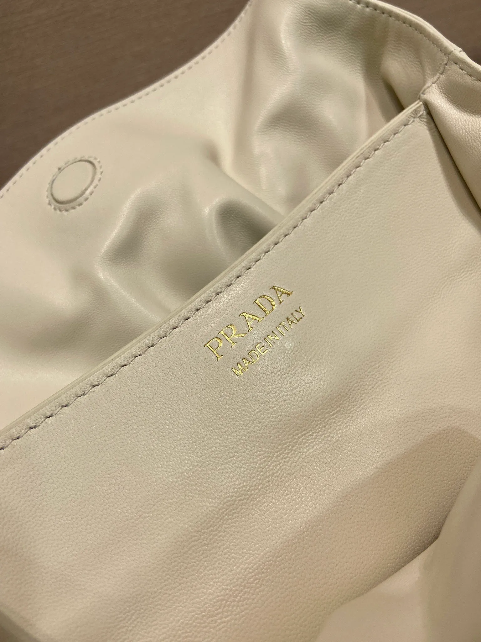 💰1500🎉New arrival cloud bag🎉1BG586🎉🎉 This one-shoulder cloud bag is made of imported sheepskin, and the interior is made of imported sheepskin. It feels very soft and comfortable👍👍The middle compartment pocket is designed with a suction buckle, top-grade hardware, and the upper body effect is very nice and fashionable😘😘. It has large capacity and is a timeless hot item🎉worth owning🎉🎉 Length 25x Height 17.5x Bottom 11.5cm🎉🎉🎉💰💰💰
