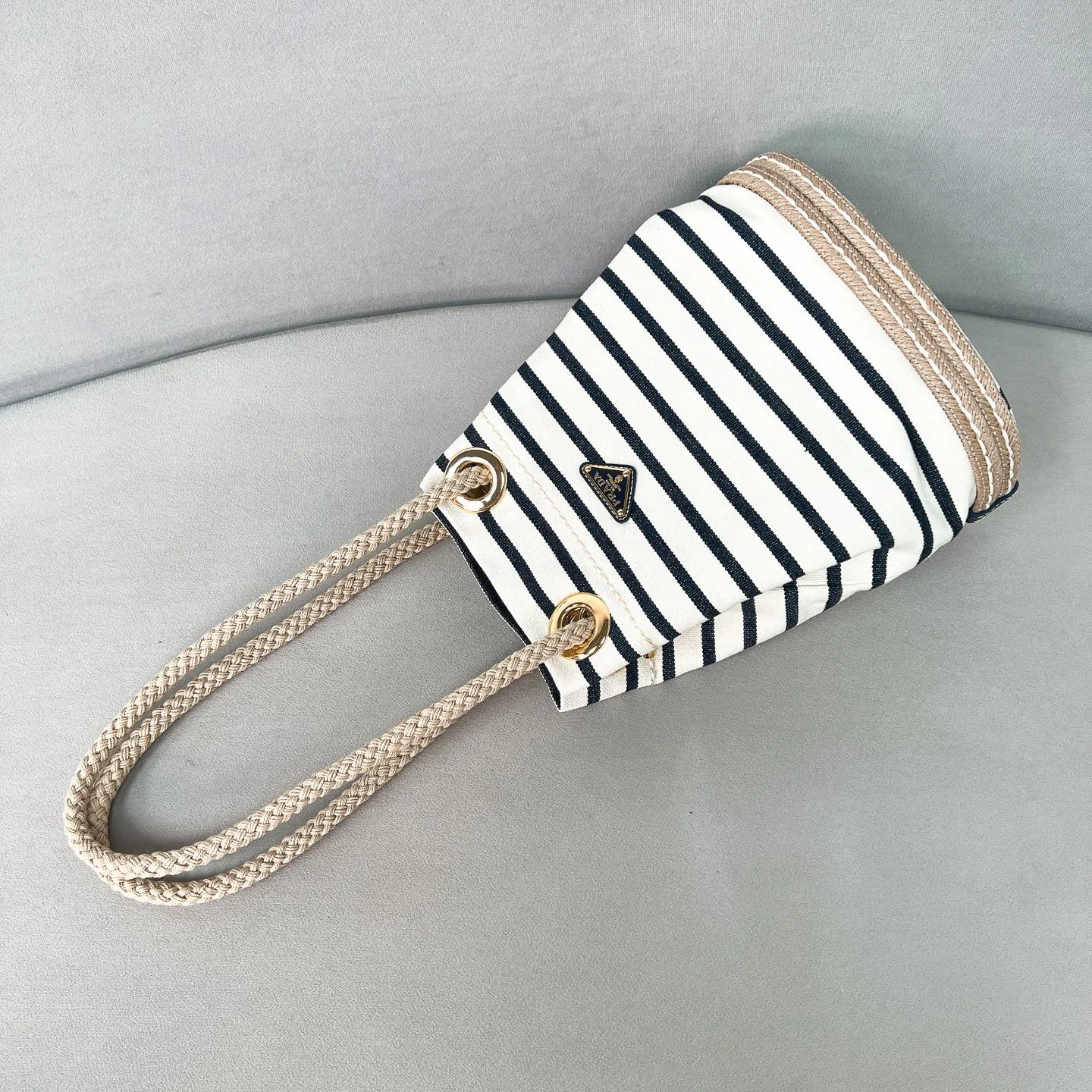 💰1160✨New product debut✨SS25 show new product Mariner canvas bucket bag 1BE082 Made of imported linen canvas fabric Nautical striped pattern Straw woven bottom highlights summer vacation style Sliding rope handle with classic golden triangle logo Drawstring buckle design Can adjust the space at will Lightweight can be packed and easy to match The randomness of different carrying methods and the ease of putting it anywhere Just pick it up and instantly transform into a pretty girl 🤩 Size: 28/23.5/16.5