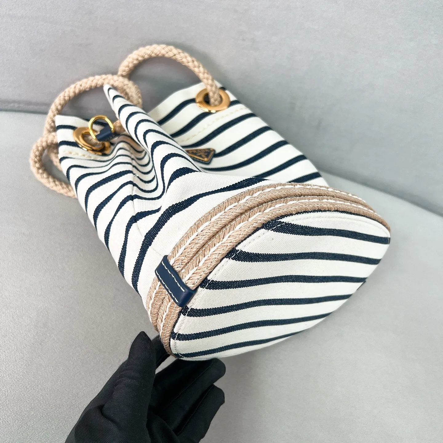 💰1160✨New product debut✨SS25 show new product Mariner canvas bucket bag 1BE082 Made of imported linen canvas fabric Nautical striped pattern Straw woven bottom highlights summer vacation style Sliding rope handle with classic golden triangle logo Drawstring buckle design Can adjust the space at will Lightweight can be packed and easy to match The randomness of different carrying methods and the ease of putting it anywhere Just pick it up and instantly transform into a pretty girl 🤩 Size: 28/23.5/16.5