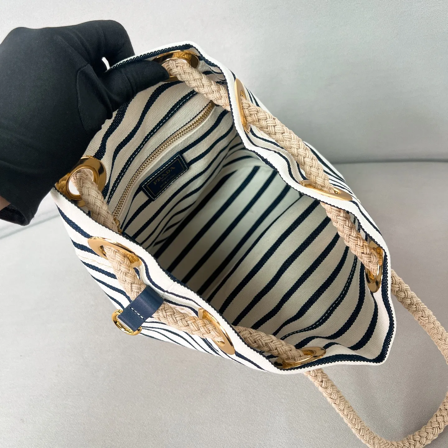 💰1160✨New product debut✨SS25 show new product Mariner canvas bucket bag 1BE082 Made of imported linen canvas fabric Nautical striped pattern Straw woven bottom highlights summer vacation style Sliding rope handle with classic golden triangle logo Drawstring buckle design Can adjust the space at will Lightweight can be packed and easy to match The randomness of different carrying methods and the ease of putting it anywhere Just pick it up and instantly transform into a pretty girl 🤩 Size: 28/23.5/16.5