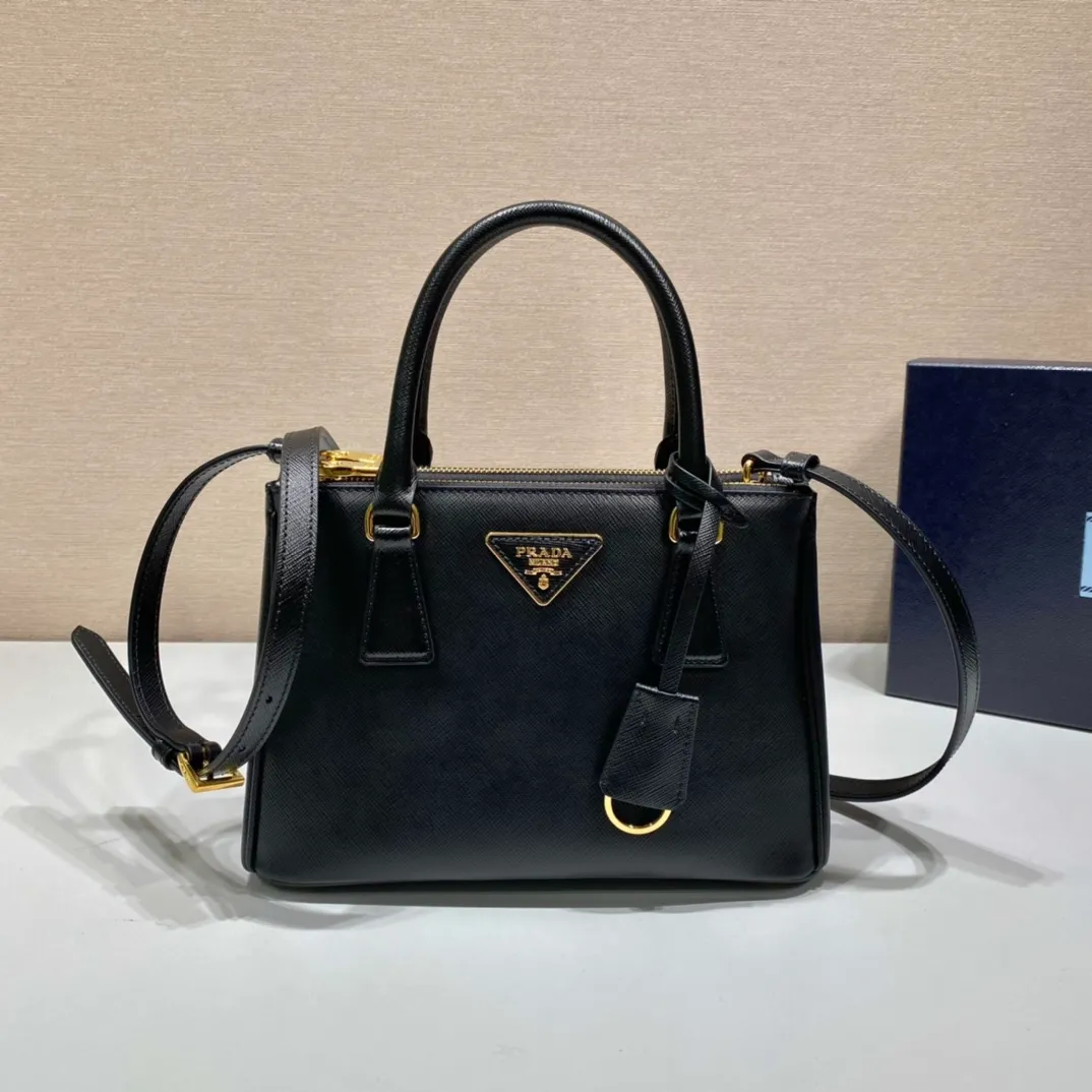 💰1800💋Classic hot model 1BA896💋Original item/fully upgraded version🤙🤙Made of imported cross-grain cowhide. Top brushed hardware🤙🤙Galleria The handbag design is classic and timeless, the most iconic killer bag👏🏻👏🏻, a timeless style, equipped with multiple pockets and a detachable shoulder strap, length 24.5x height 16.5x bottom 11cm🤙🤙🤙💰💰💰