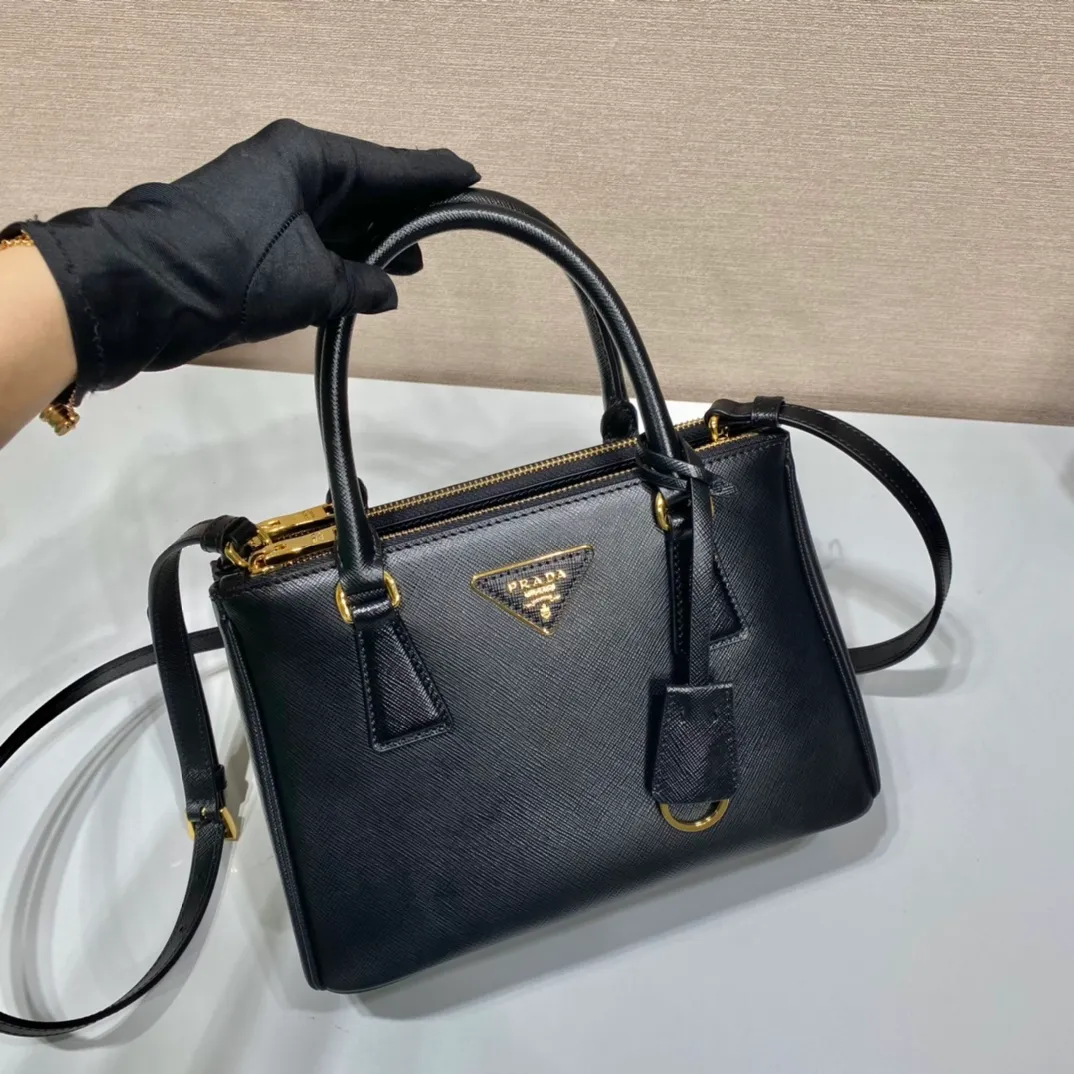 💰1800💋Classic hot model 1BA896💋Original item/fully upgraded version🤙🤙Made of imported cross-grain cowhide. Top brushed hardware🤙🤙Galleria The handbag design is classic and timeless, the most iconic killer bag👏🏻👏🏻, a timeless style, equipped with multiple pockets and a detachable shoulder strap, length 24.5x height 16.5x bottom 11cm🤙🤙🤙💰💰💰