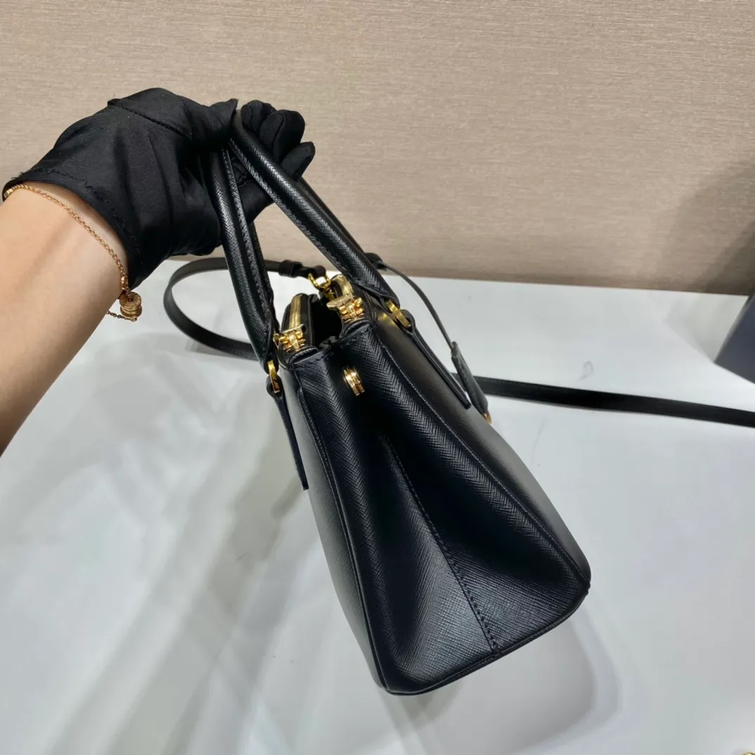 💰1800💋Classic hot model 1BA896💋Original item/fully upgraded version🤙🤙Made of imported cross-grain cowhide. Top brushed hardware🤙🤙Galleria The handbag design is classic and timeless, the most iconic killer bag👏🏻👏🏻, a timeless style, equipped with multiple pockets and a detachable shoulder strap, length 24.5x height 16.5x bottom 11cm🤙🤙🤙💰💰💰