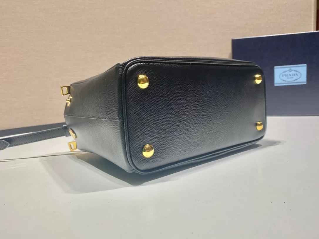💰1800💋Classic hot model 1BA896💋Original item/fully upgraded version🤙🤙Made of imported cross-grain cowhide. Top brushed hardware🤙🤙Galleria The handbag design is classic and timeless, the most iconic killer bag👏🏻👏🏻, a timeless style, equipped with multiple pockets and a detachable shoulder strap, length 24.5x height 16.5x bottom 11cm🤙🤙🤙💰💰💰
