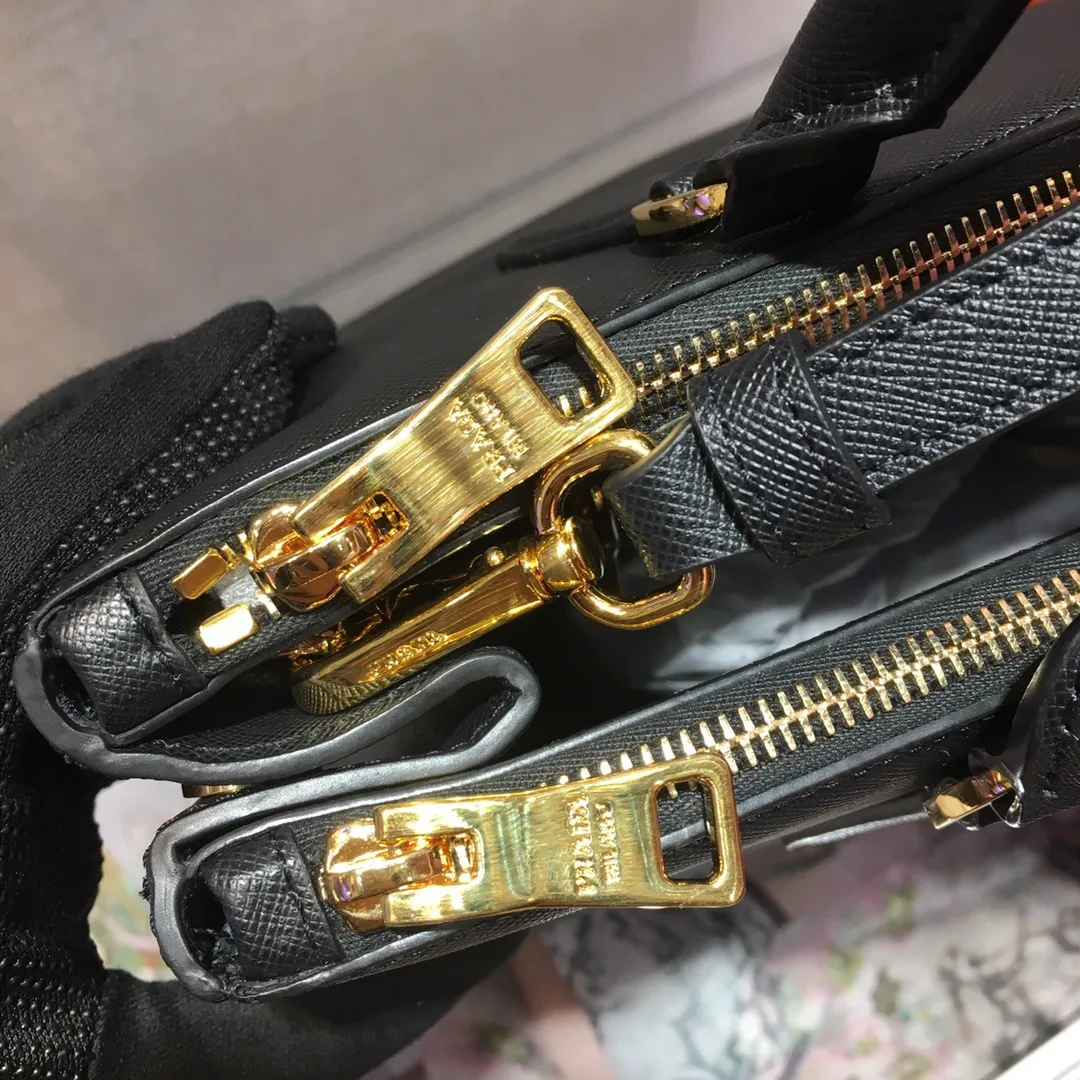💰1800💋Classic hot model 1BA896💋Original item/fully upgraded version🤙🤙Made of imported cross-grain cowhide. Top brushed hardware🤙🤙Galleria The handbag design is classic and timeless, the most iconic killer bag👏🏻👏🏻, a timeless style, equipped with multiple pockets and a detachable shoulder strap, length 24.5x height 16.5x bottom 11cm🤙🤙🤙💰💰💰