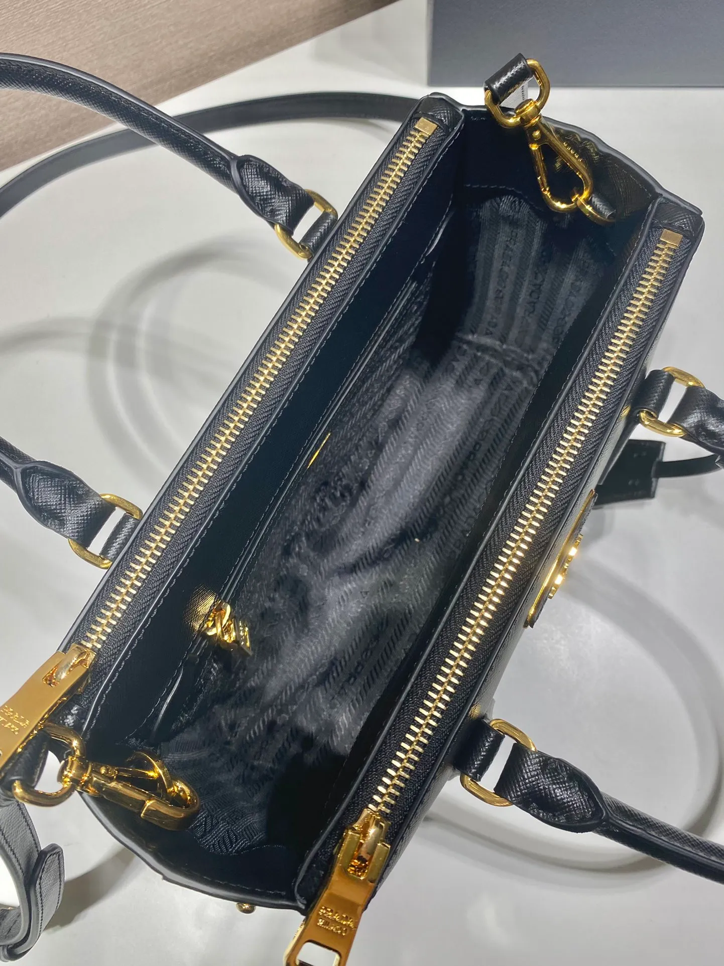 💰1800💋Classic hot model 1BA896💋Original item/fully upgraded version🤙🤙Made of imported cross-grain cowhide. Top brushed hardware🤙🤙Galleria The handbag design is classic and timeless, the most iconic killer bag👏🏻👏🏻, a timeless style, equipped with multiple pockets and a detachable shoulder strap, length 24.5x height 16.5x bottom 11cm🤙🤙🤙💰💰💰