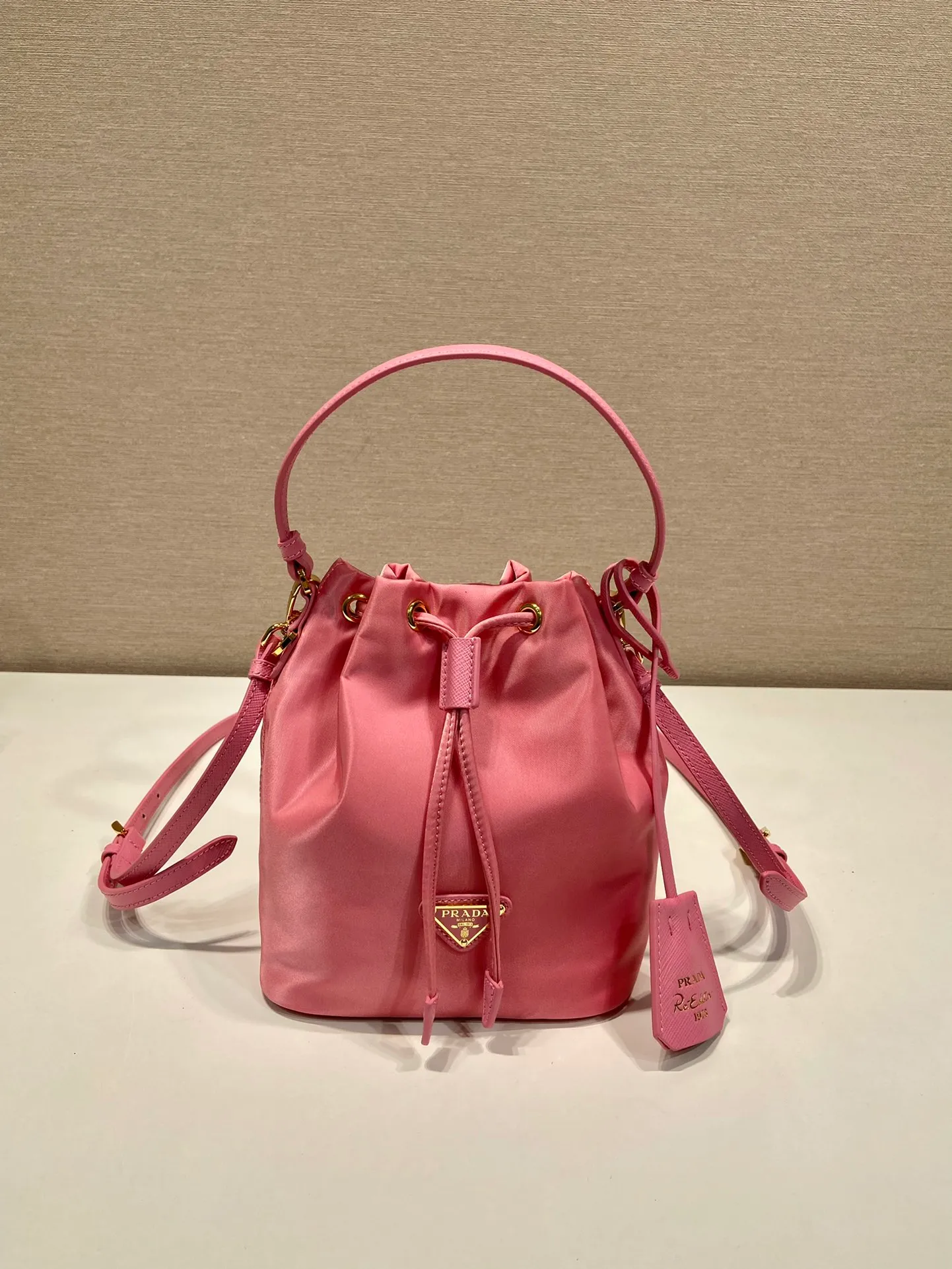 💰760🎉New bucket bag🎉1BE067 upgraded version🎉🎉 This bucket bag is made of imported nylon fabric and top-grade gold hardware, which carries the brand’s original and unique expression of extraordinary beauty. Comes with a detachable and adjustable long leather shoulder strap and leather keychain. Large capacity, light and practical🎉🎉Another popular style that will never go out of style🎉 Length 15.5x Height 19.5x Bottom 10cm
