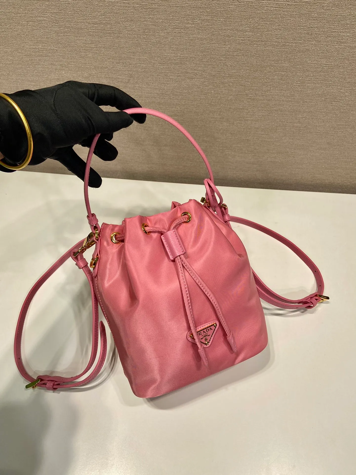 💰760🎉New bucket bag🎉1BE067 upgraded version🎉🎉 This bucket bag is made of imported nylon fabric and top-grade gold hardware, which carries the brand’s original and unique expression of extraordinary beauty. Comes with a detachable and adjustable long leather shoulder strap and leather keychain. Large capacity, light and practical🎉🎉Another popular style that will never go out of style🎉 Length 15.5x Height 19.5x Bottom 10cm