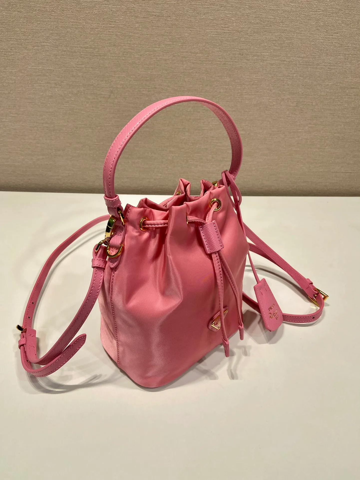 💰760🎉New bucket bag🎉1BE067 upgraded version🎉🎉 This bucket bag is made of imported nylon fabric and top-grade gold hardware, which carries the brand’s original and unique expression of extraordinary beauty. Comes with a detachable and adjustable long leather shoulder strap and leather keychain. Large capacity, light and practical🎉🎉Another popular style that will never go out of style🎉 Length 15.5x Height 19.5x Bottom 10cm