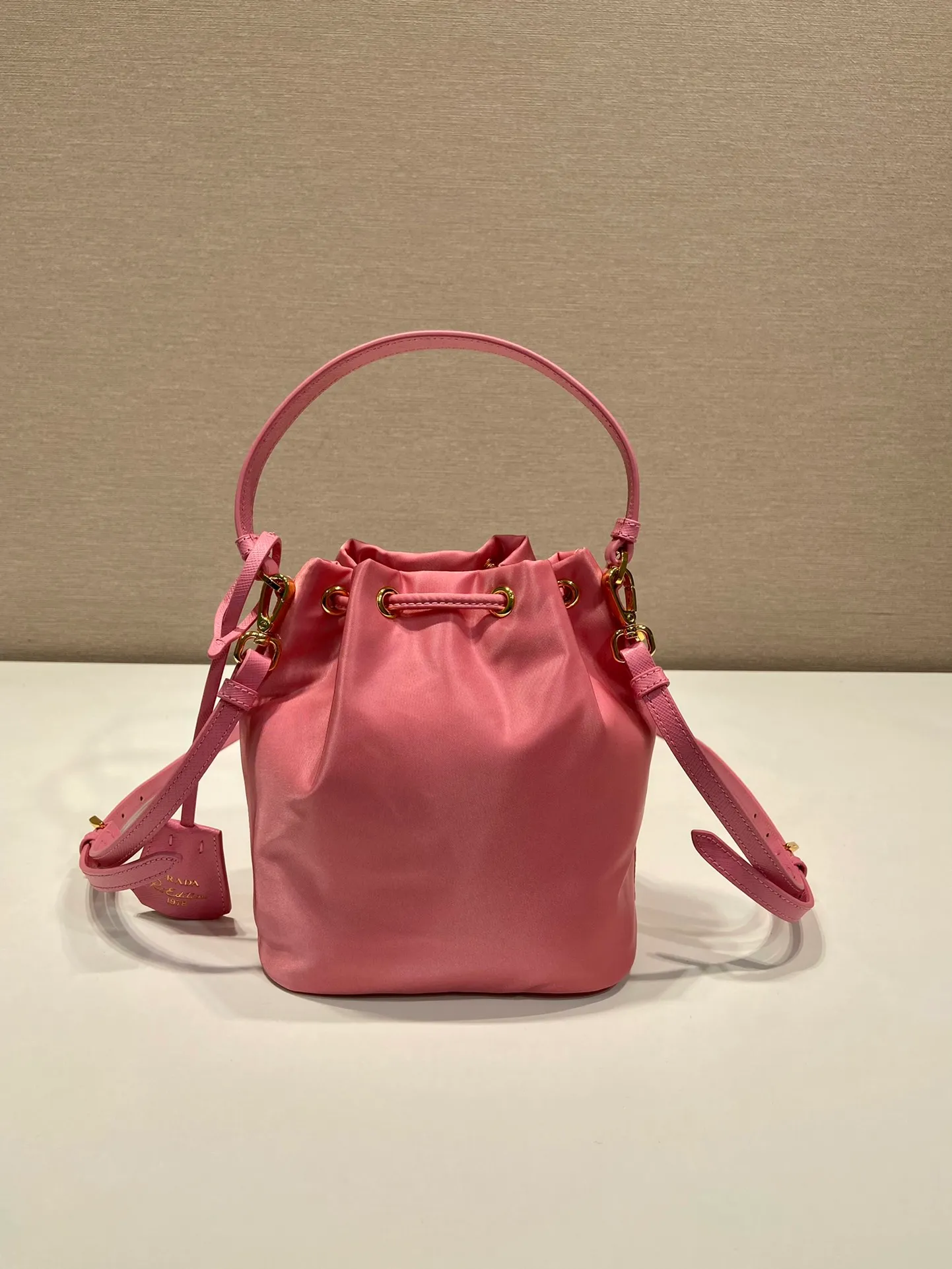 💰760🎉New bucket bag🎉1BE067 upgraded version🎉🎉 This bucket bag is made of imported nylon fabric and top-grade gold hardware, which carries the brand’s original and unique expression of extraordinary beauty. Comes with a detachable and adjustable long leather shoulder strap and leather keychain. Large capacity, light and practical🎉🎉Another popular style that will never go out of style🎉 Length 15.5x Height 19.5x Bottom 10cm