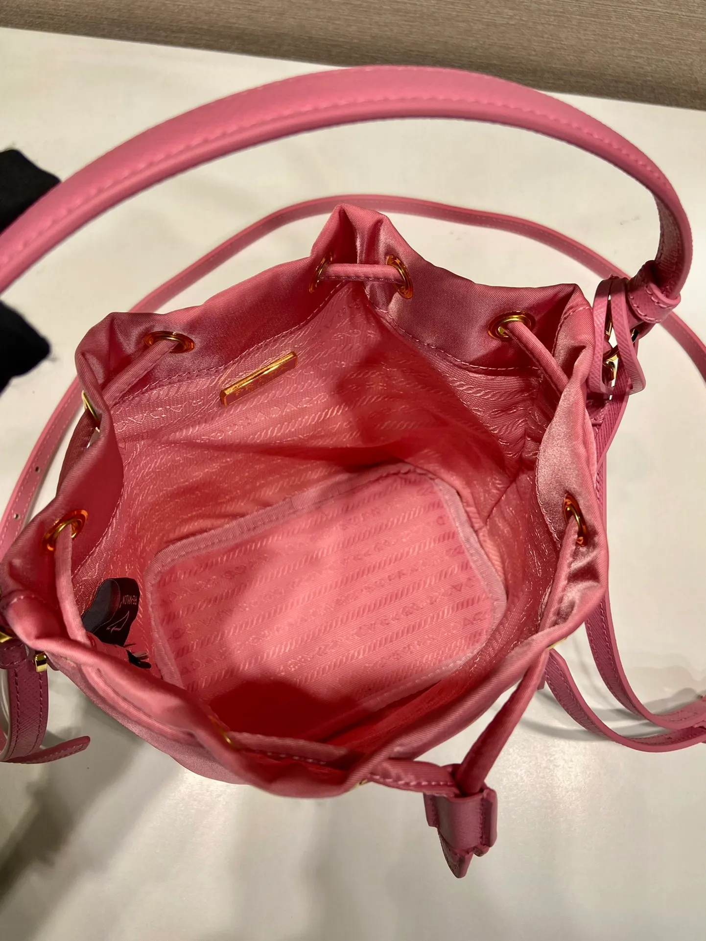 💰760🎉New bucket bag🎉1BE067 upgraded version🎉🎉 This bucket bag is made of imported nylon fabric and top-grade gold hardware, which carries the brand’s original and unique expression of extraordinary beauty. Comes with a detachable and adjustable long leather shoulder strap and leather keychain. Large capacity, light and practical🎉🎉Another popular style that will never go out of style🎉 Length 15.5x Height 19.5x Bottom 10cm